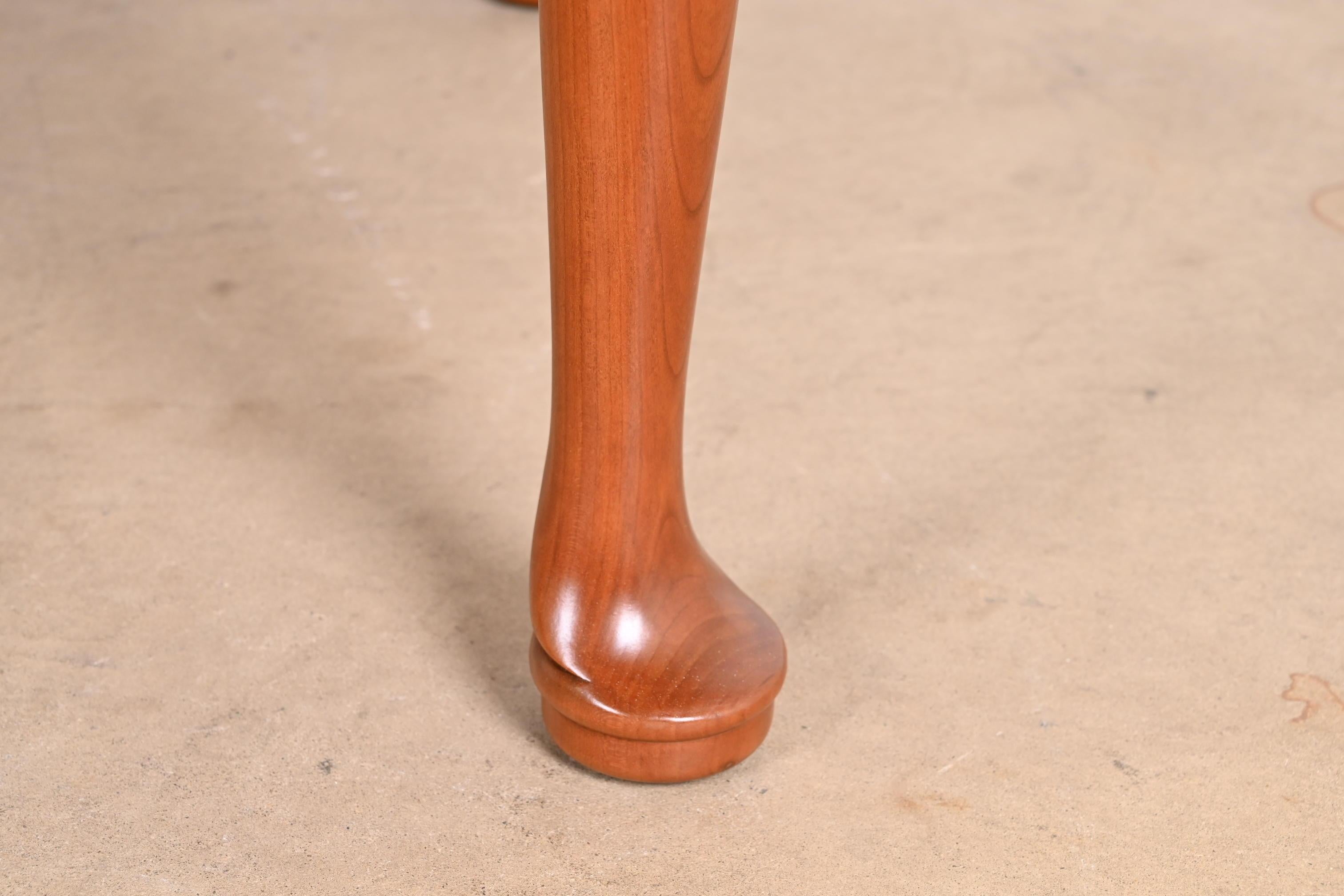 Table de salle à manger à rallonge en bois de cerisier de style colonial américain Stickley, nouvellement revernie en vente 10