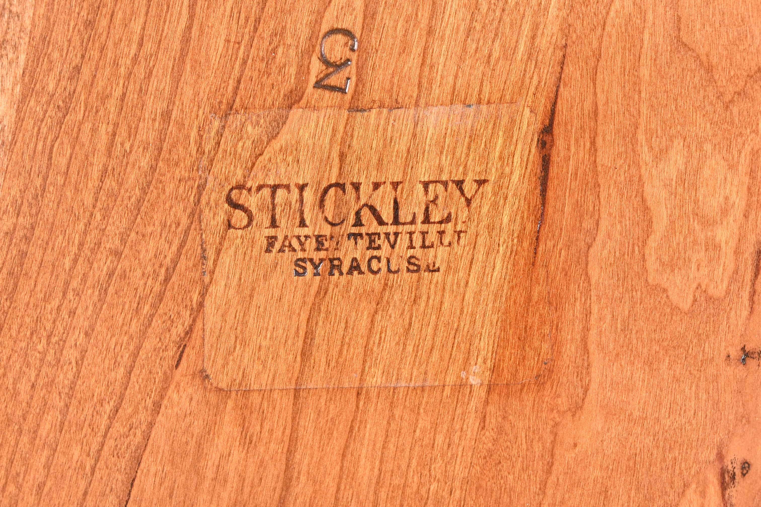 Table de salle à manger à rallonge en bois de cerisier de style colonial américain Stickley, nouvellement revernie en vente 12