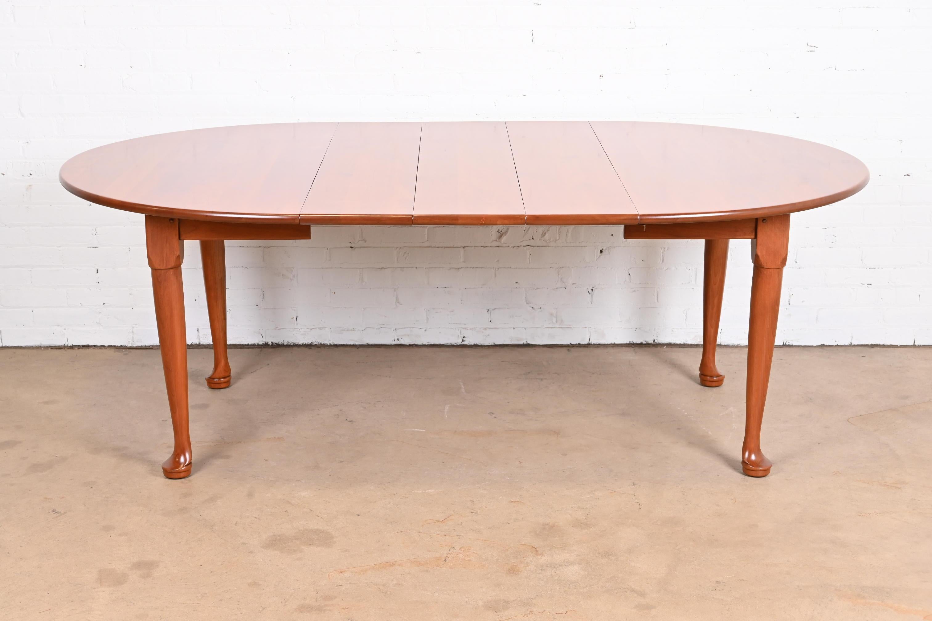 A gorgeous mid-century American Colonial style solid cherry wood extension dining table

By L. & J.G. Stickley

USA, 1968

Measures: 54