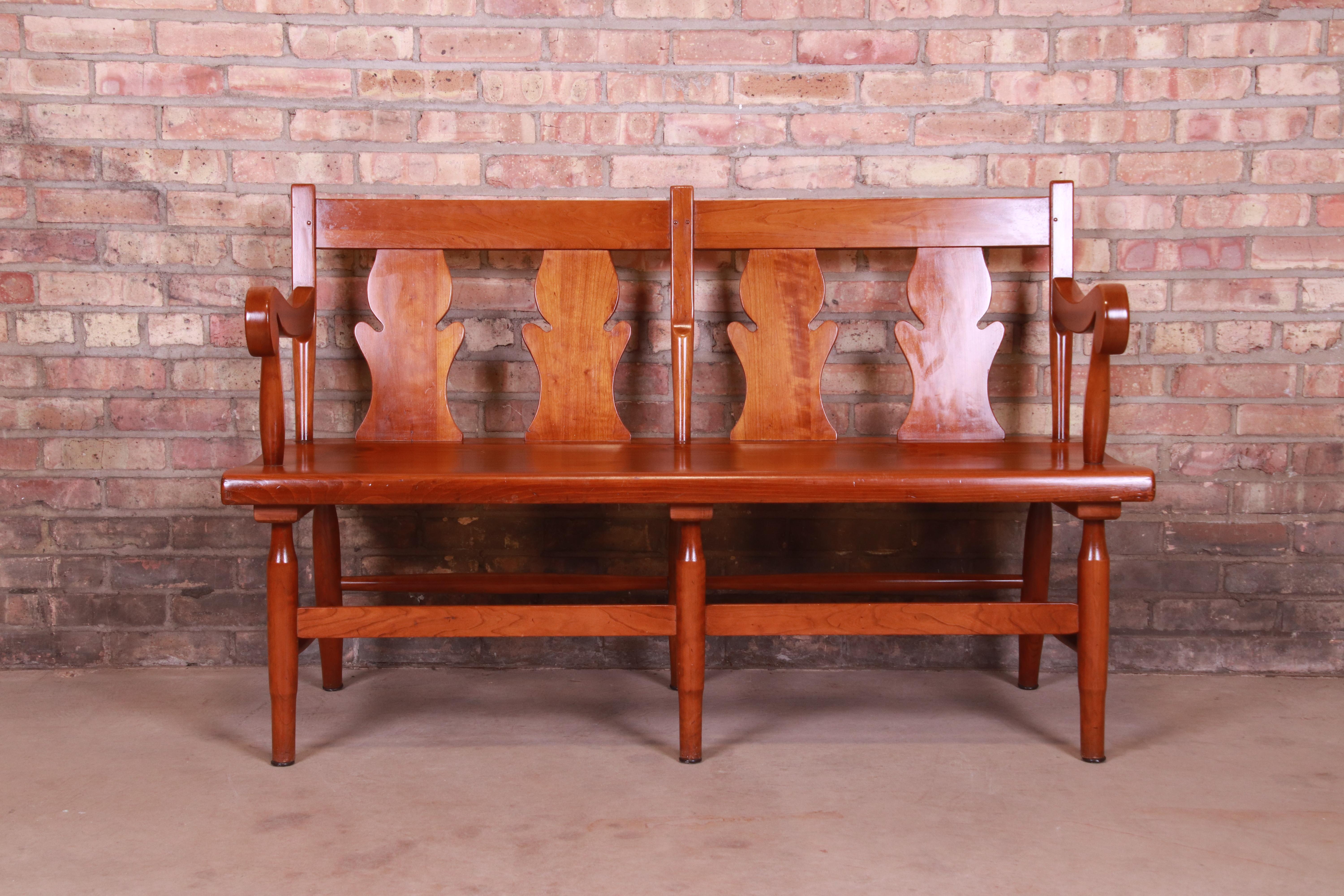 An exceptional American Colonial style solid cherry wood fiddle back settee or bench

By L. & J.G. Stickley

USA, Mid-20th Century

Measures: 52.38