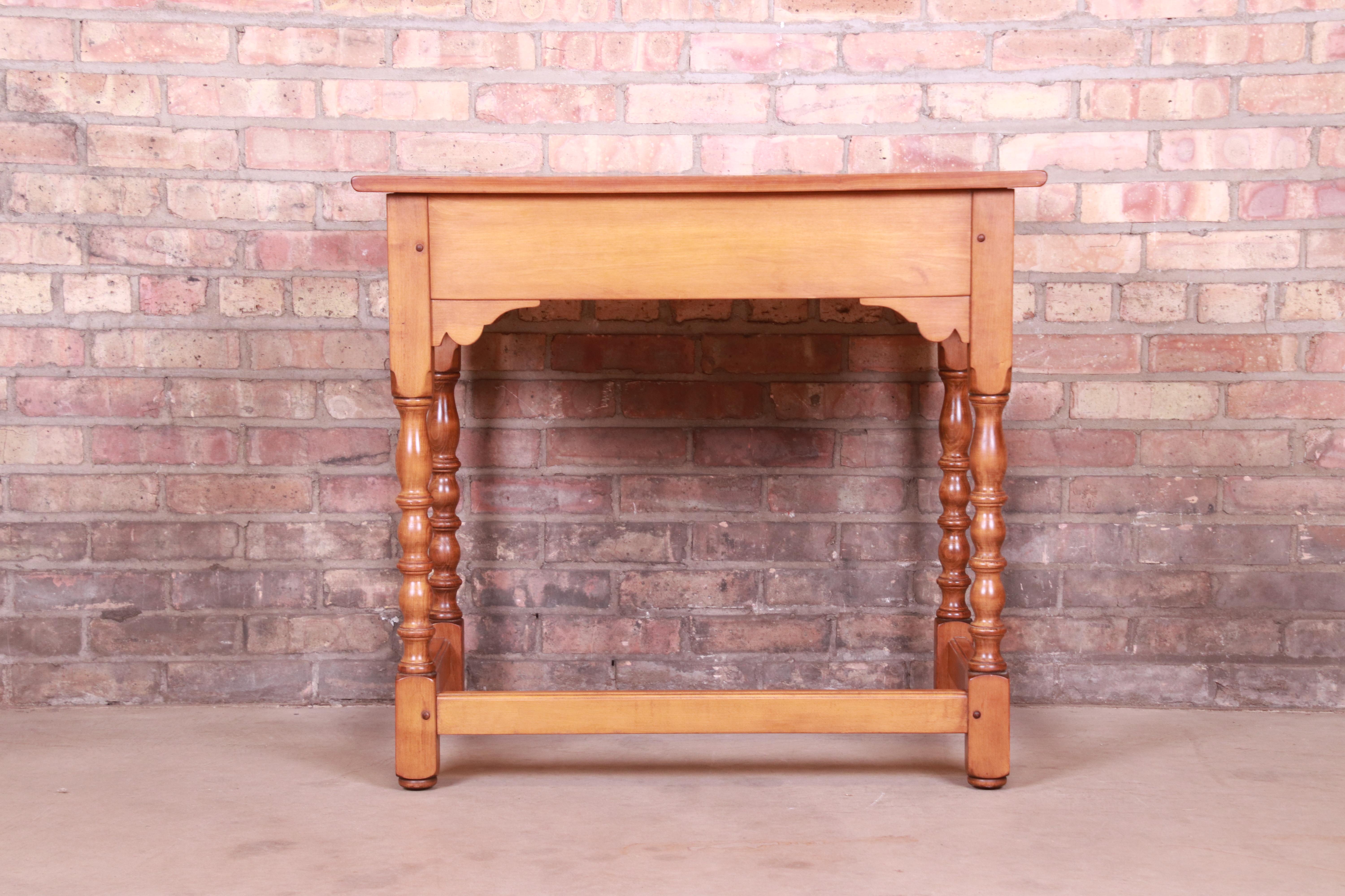Escritorio de madera de cerezo colonial americano Stickley, 1960 en venta 9