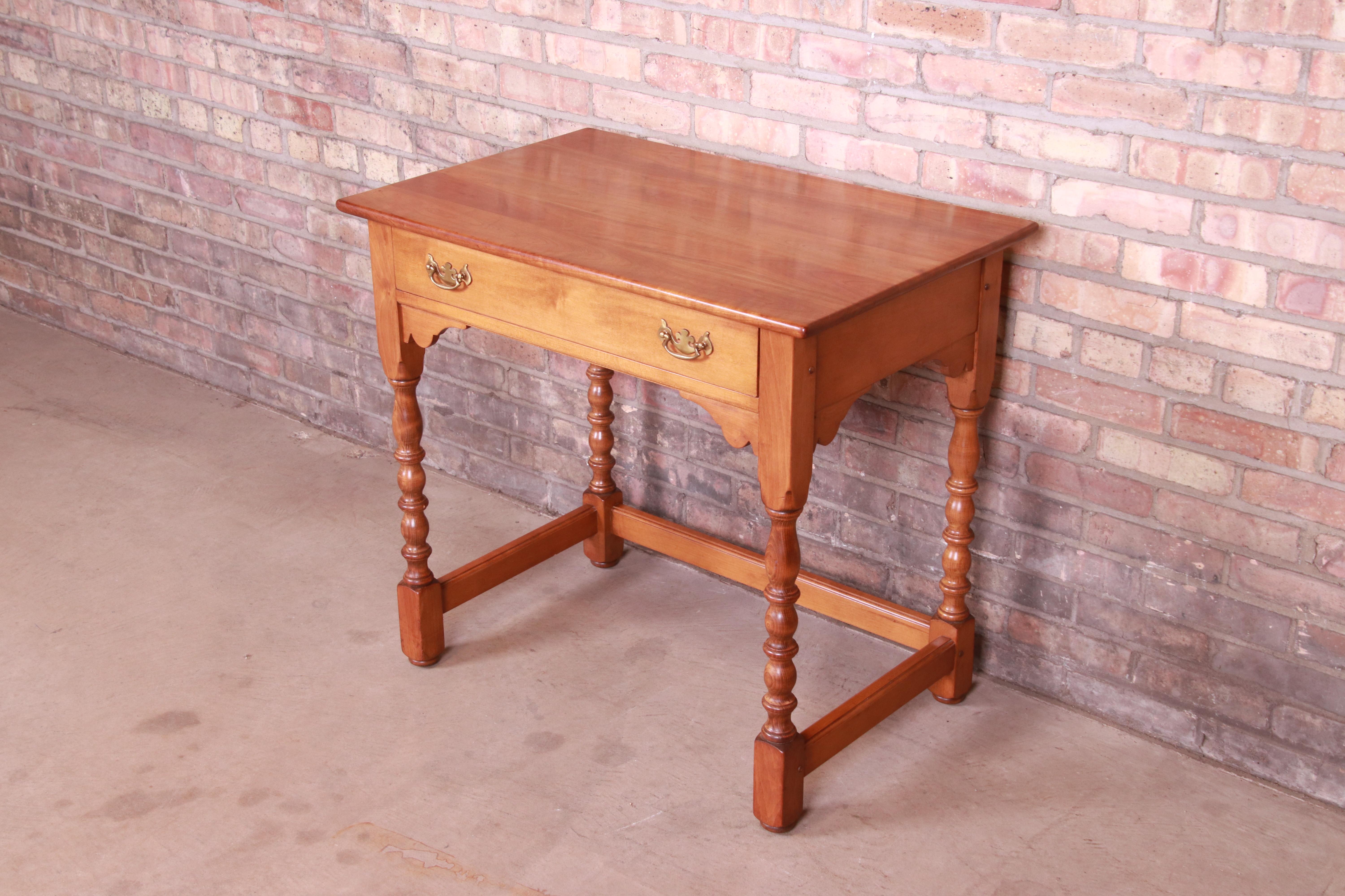 A gorgeous American Colonial style writing desk or entry table

By L. & J.G. Stickley

USA, 1960

Solid cherry wood, with turned legs and original brass hardware.

Measures: 33