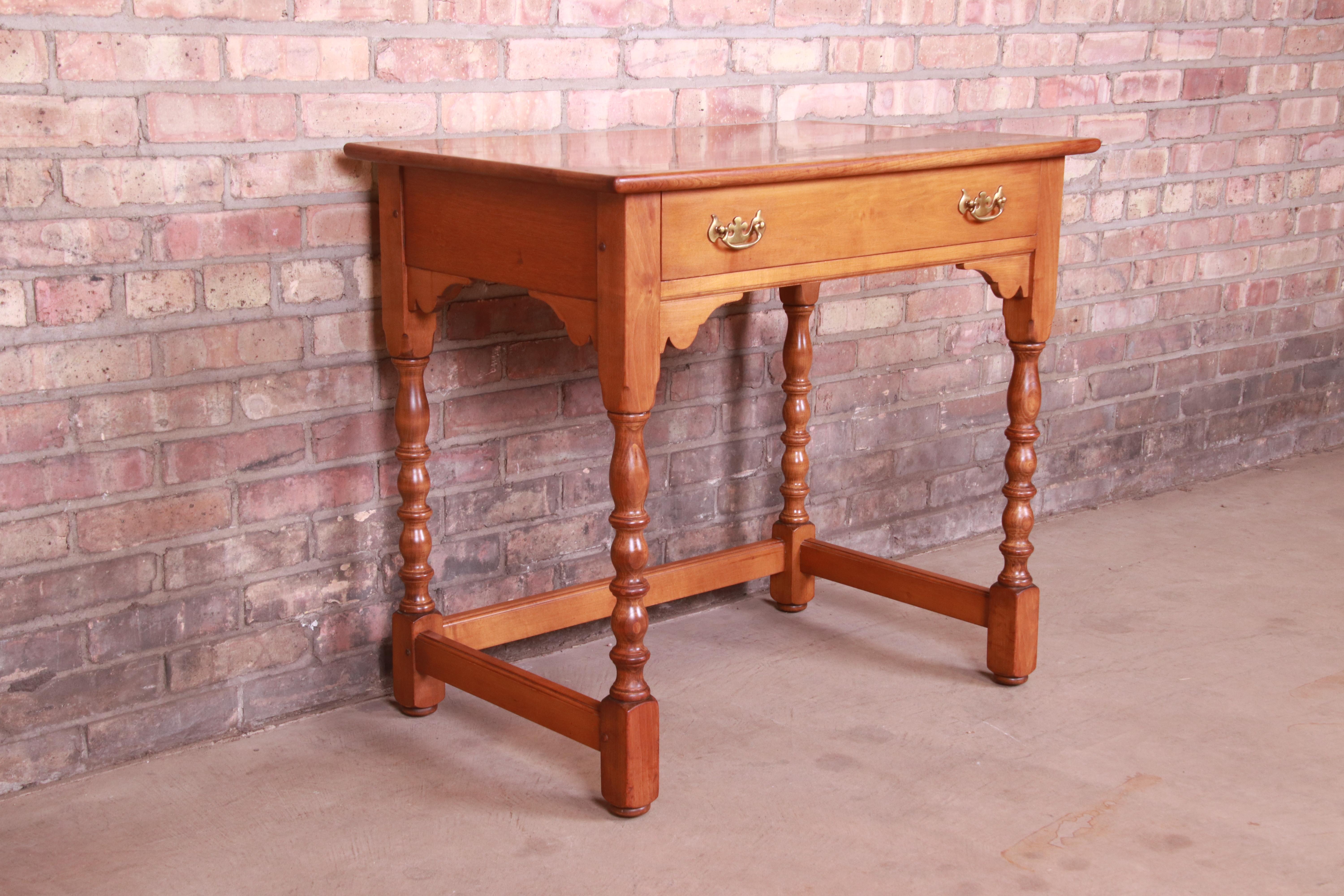 Escritorio de madera de cerezo colonial americano Stickley, 1960 colonial estadounidense en venta