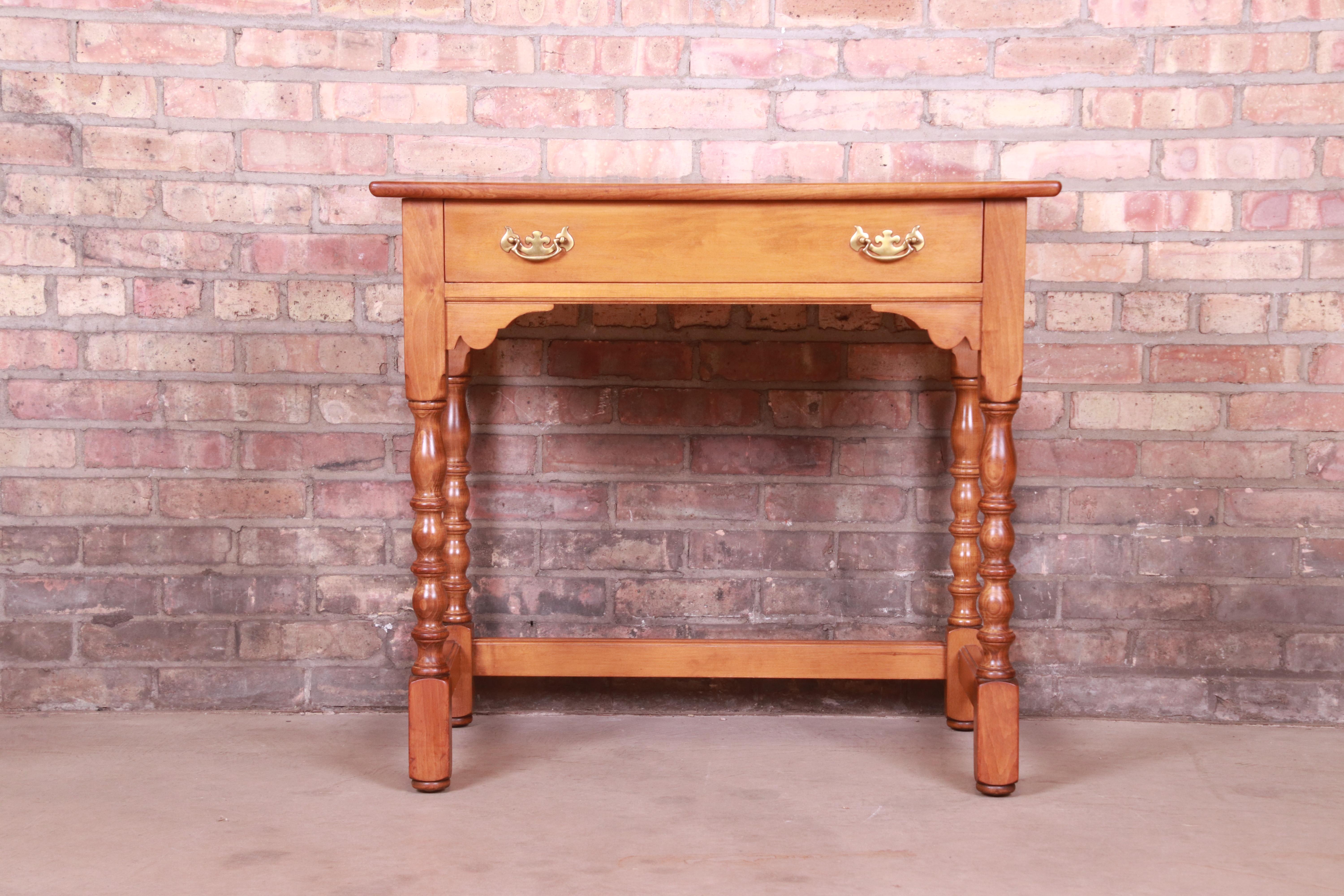 Bureau en bois de cerisier colonial américain Stickley, 1960 Bon état - En vente à South Bend, IN