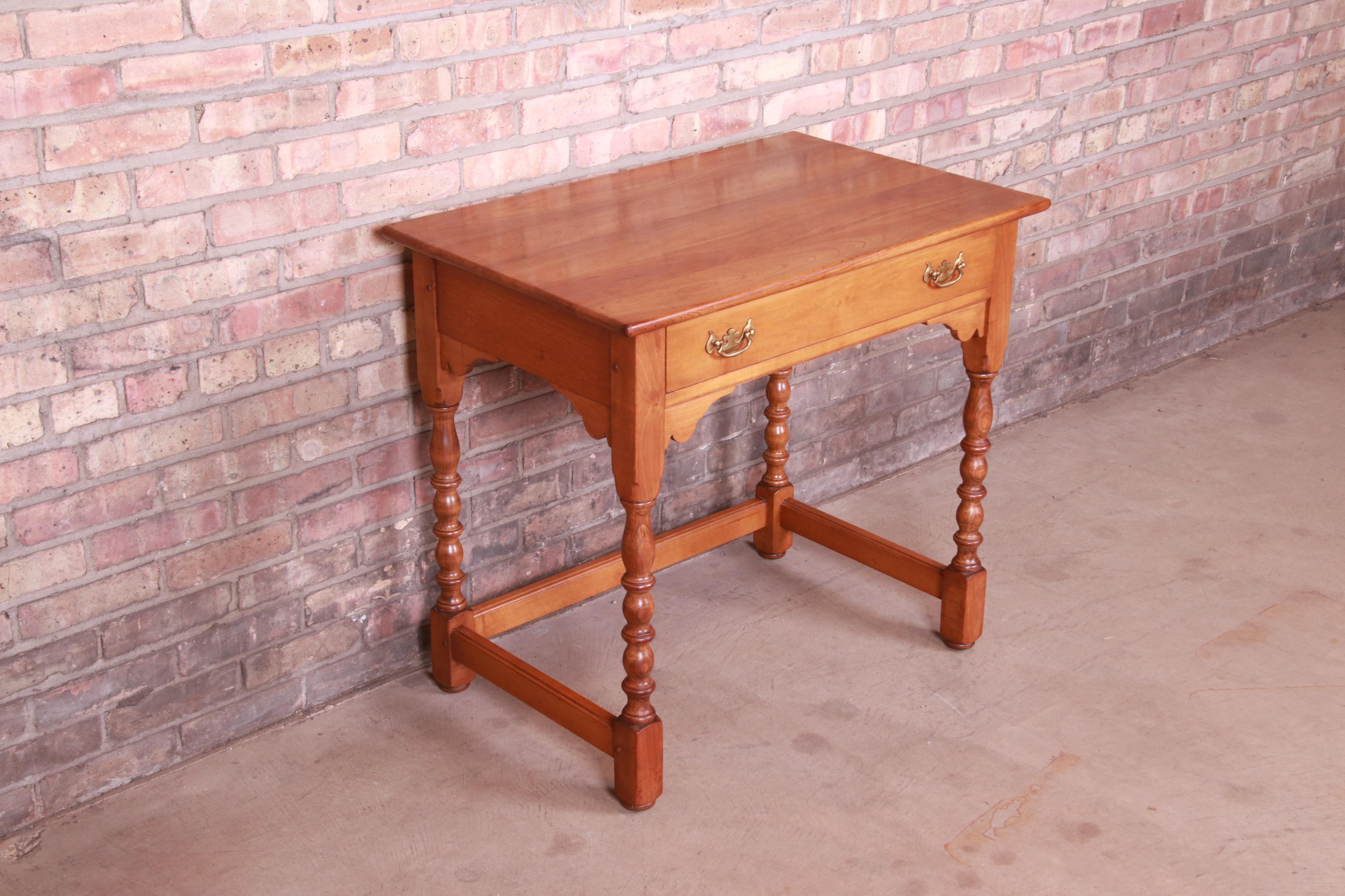 Stickley American Colonial Cherry Wood Writing Desk, 1960 In Good Condition For Sale In South Bend, IN