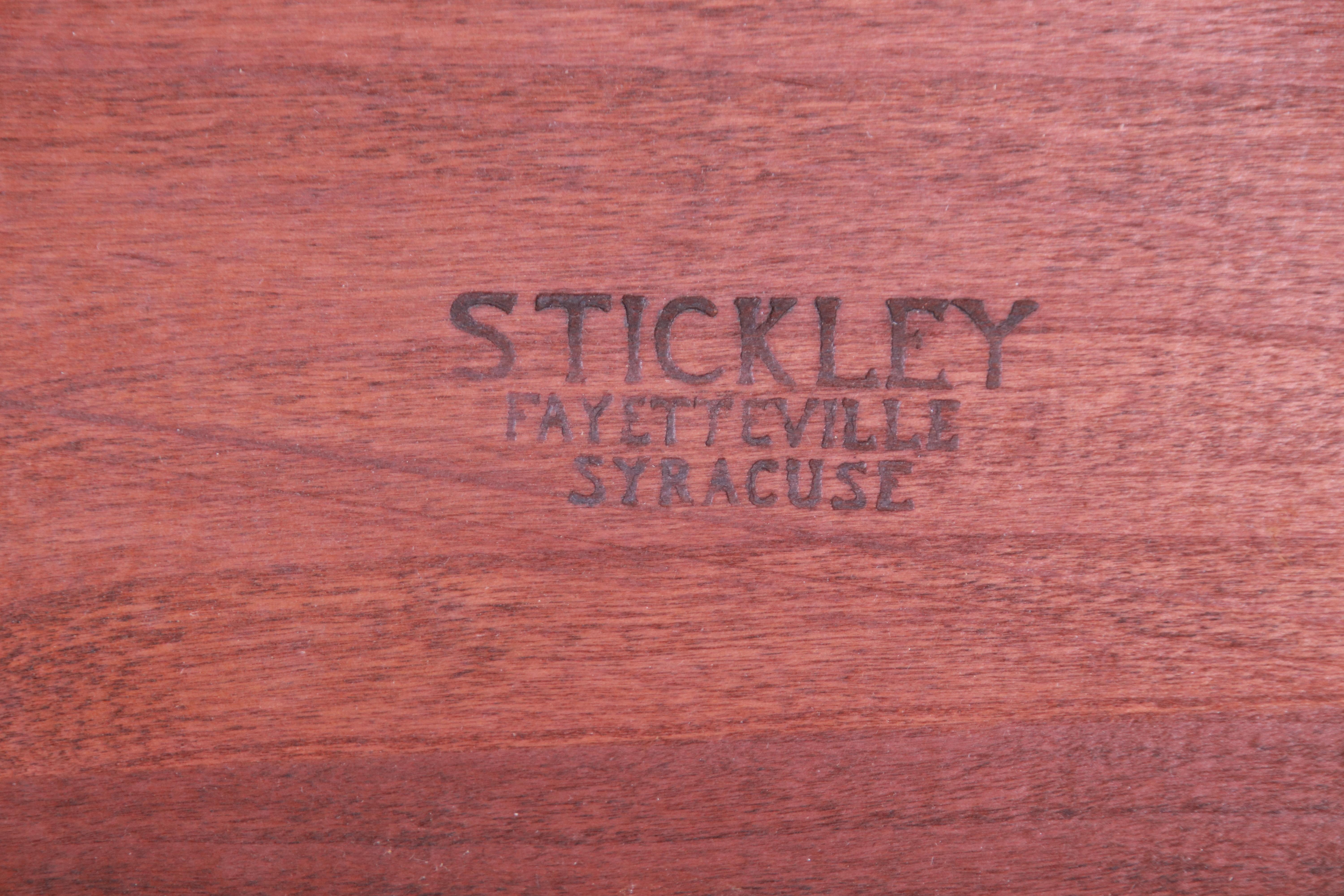 Stickley Amerikanischer kolonialer Beistelltisch aus massivem Kirschbaumholz im Angebot 4