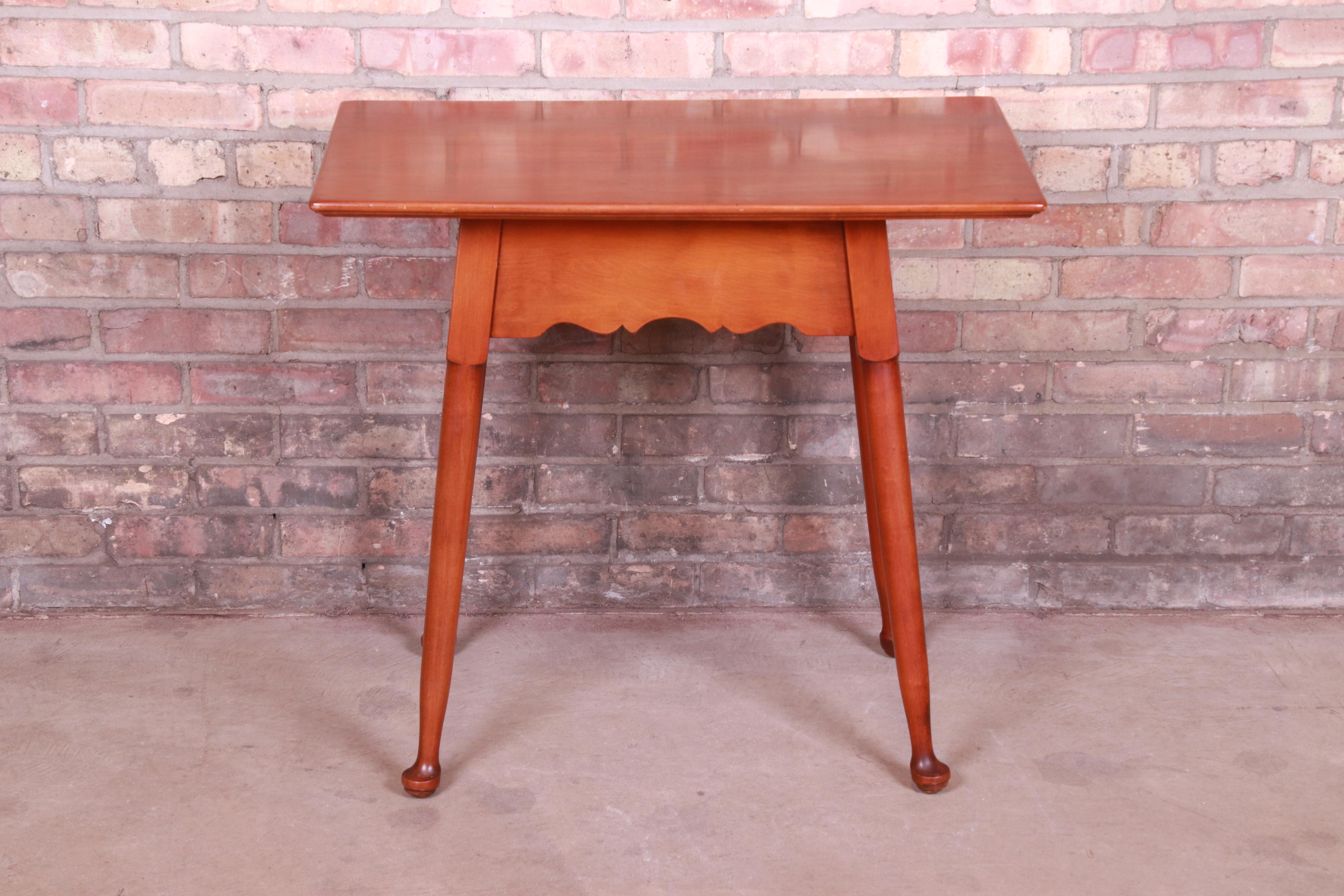A gorgeous American Colonial solid cherrywood tea table or occasional side table

By Stickley

USA, mid-20th century

Measures: 30