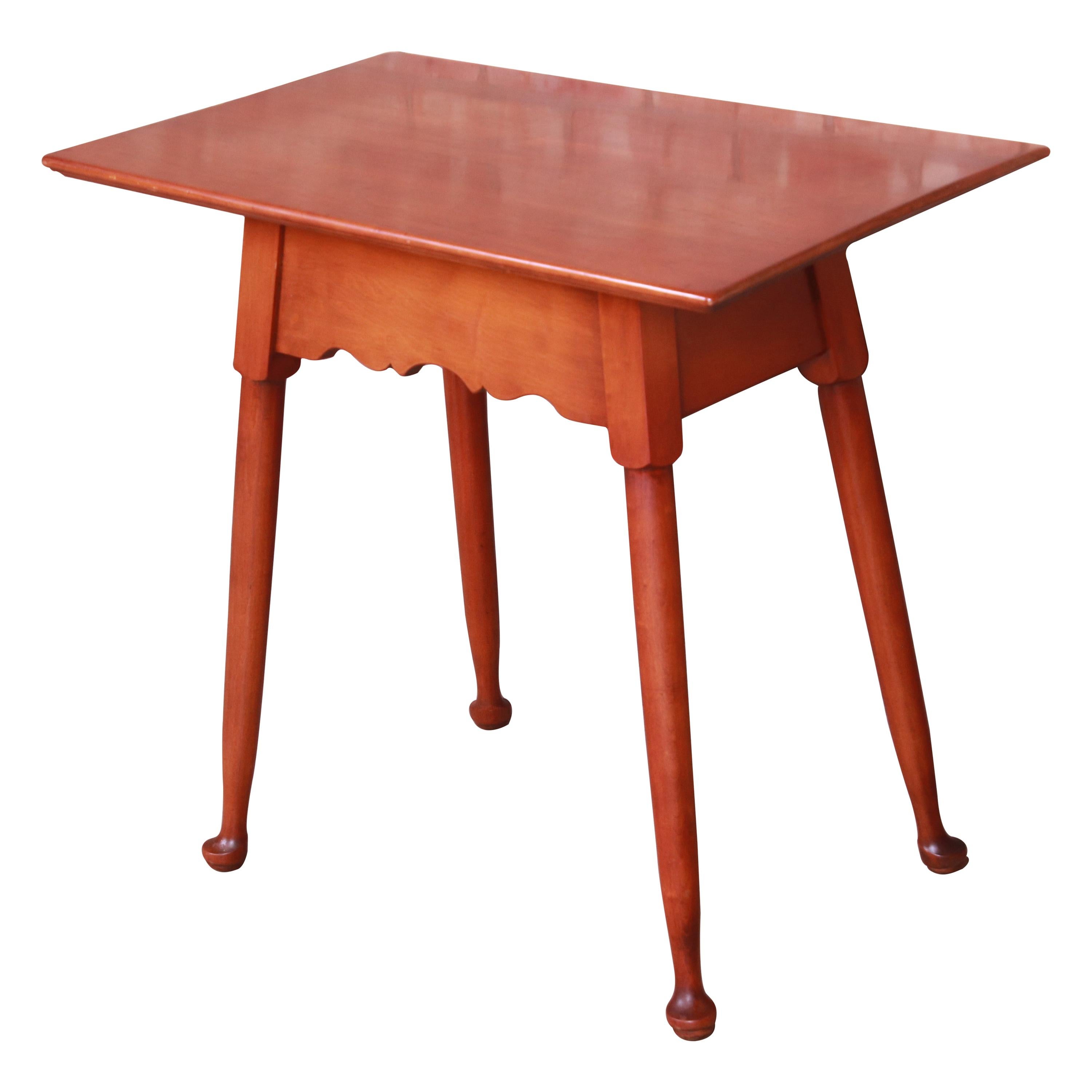 Table d'appoint en cerisier massif de style colonial américain Stickley