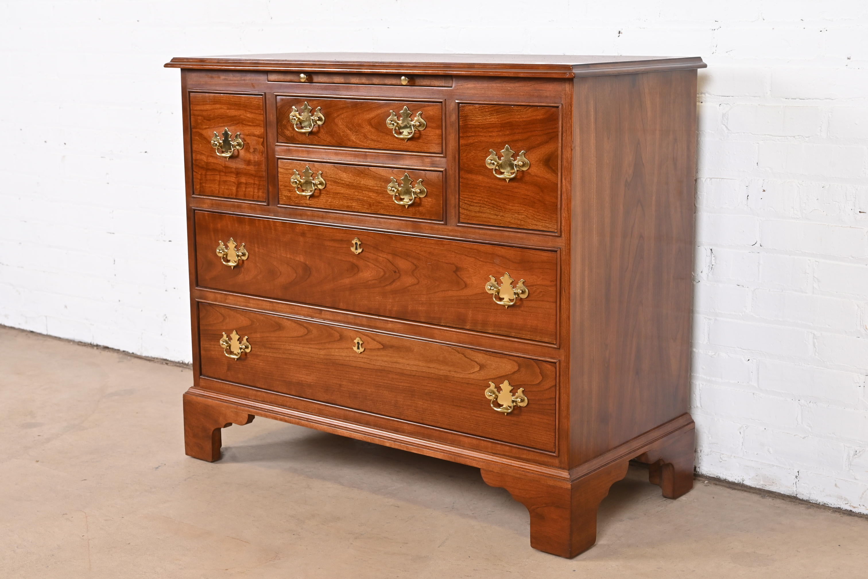 A gorgeous American Colonial or Georgian style bachelor chest or dresser

By L. & J.G. Stickley

USA, late 20th century

Solid cherry wood, withe original brass hardware.

Measures: 38