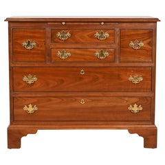 Cómoda de madera maciza de cerezo Stickley American Colonial