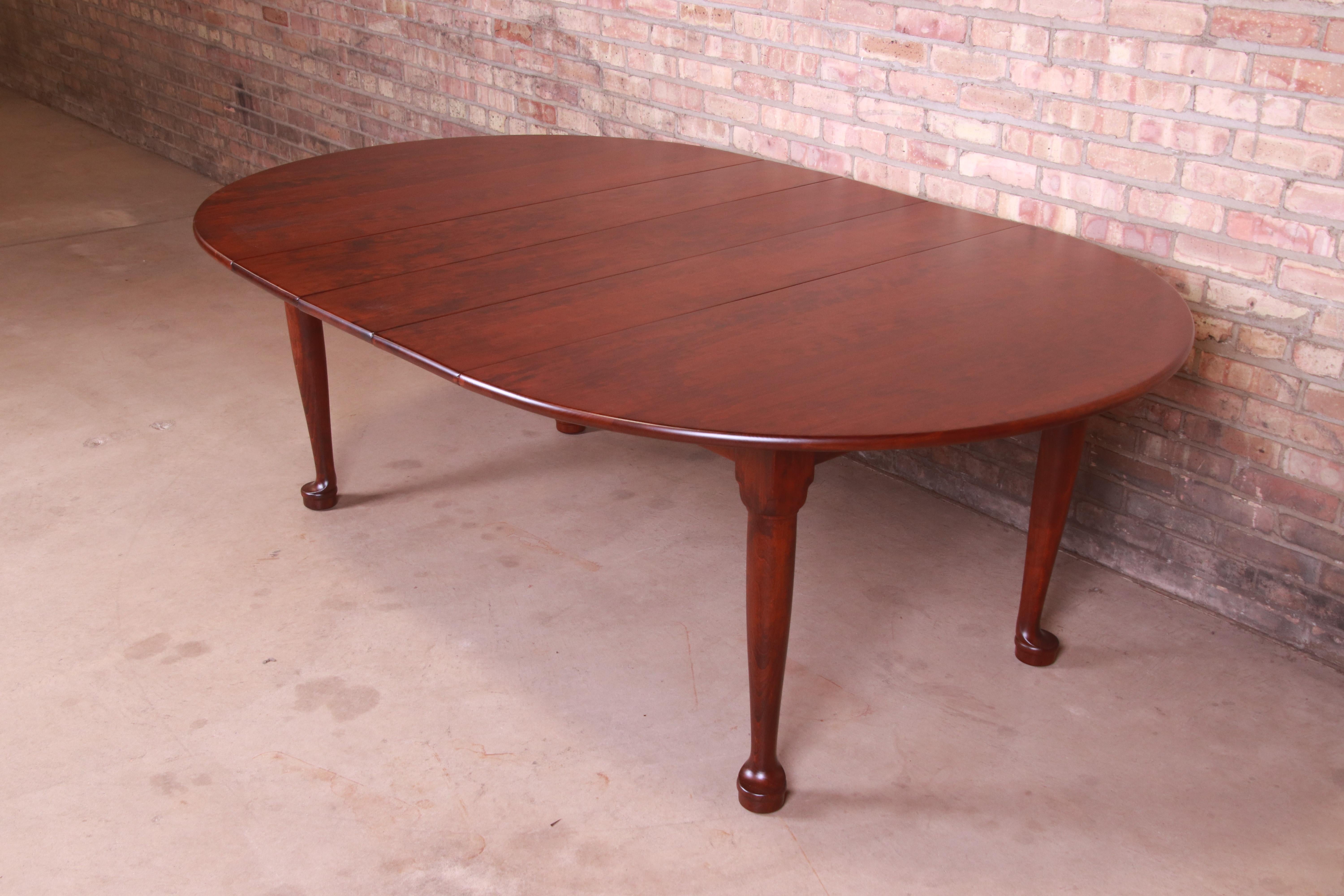 A gorgeous mid-century American Colonial style solid cherry wood extension dining table

By L. & J.G. Stickley

USA, 1950s

Measures: 54