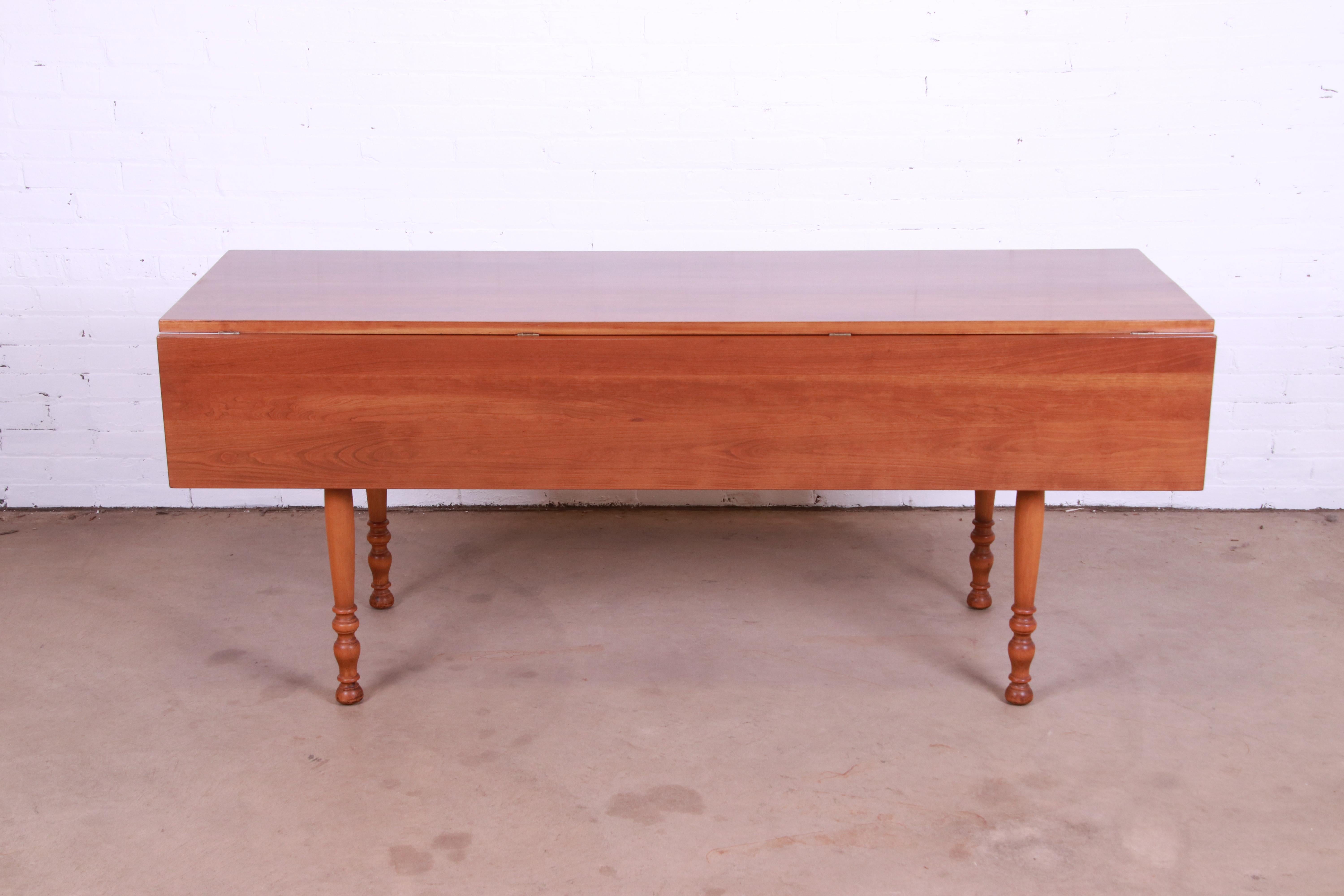 Table de salle à manger coloniale américaine Stickley en bois de cerisier massif de récolte, 1956 en vente 3