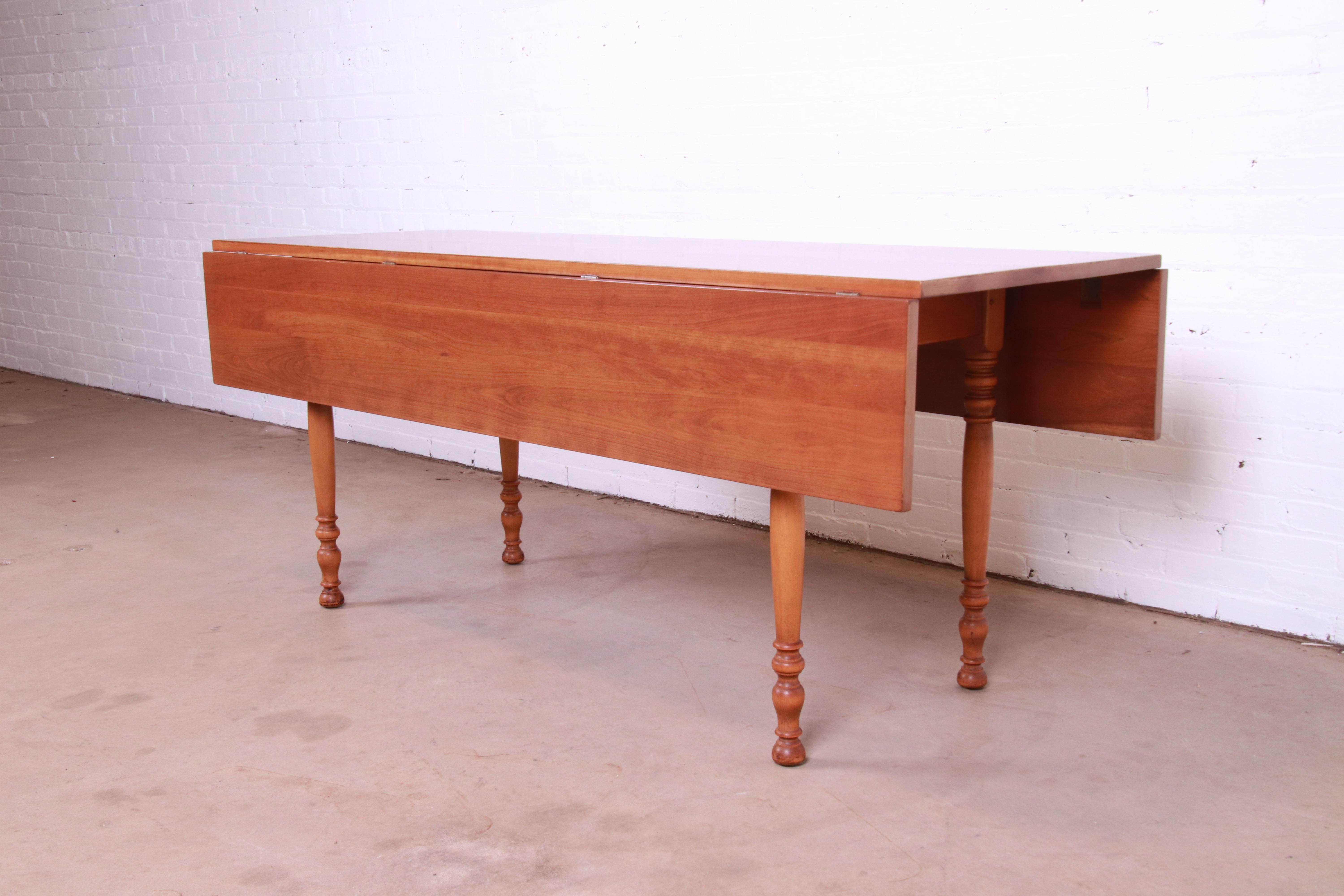 Table de salle à manger coloniale américaine Stickley en bois de cerisier massif de récolte, 1956 en vente 6