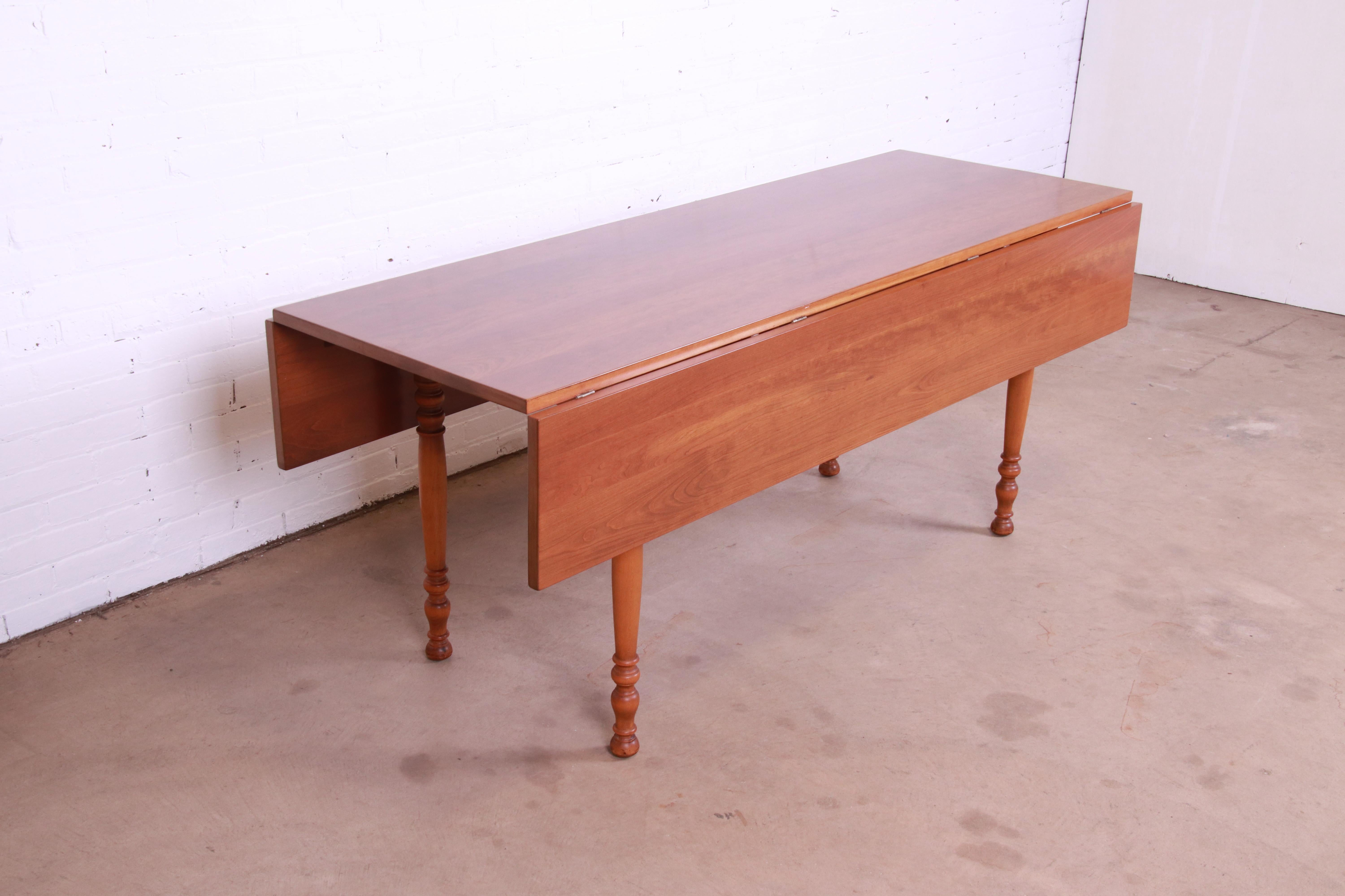 Table de salle à manger coloniale américaine Stickley en bois de cerisier massif de récolte, 1956 en vente 7