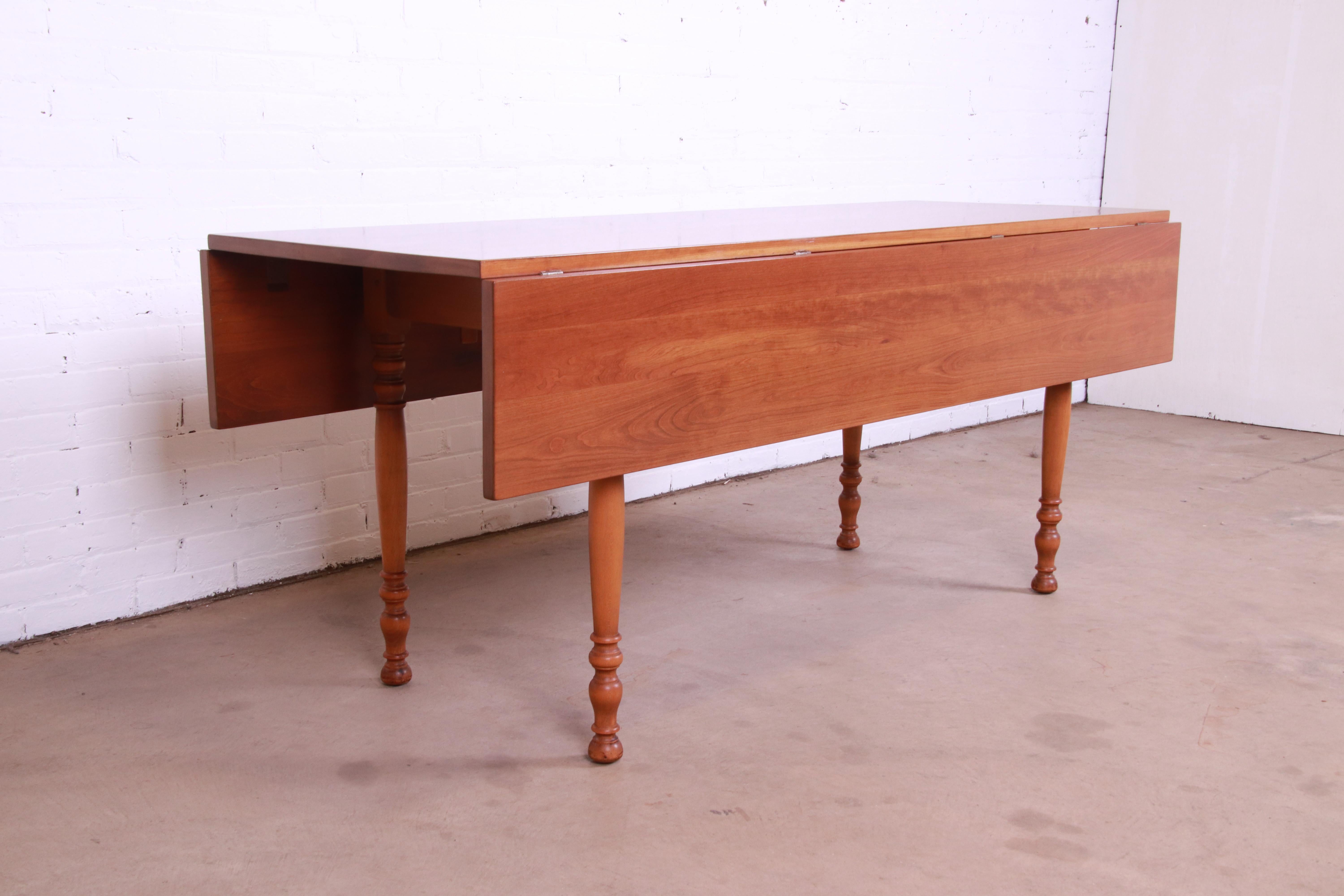 Table de salle à manger coloniale américaine Stickley en bois de cerisier massif de récolte, 1956 en vente 8