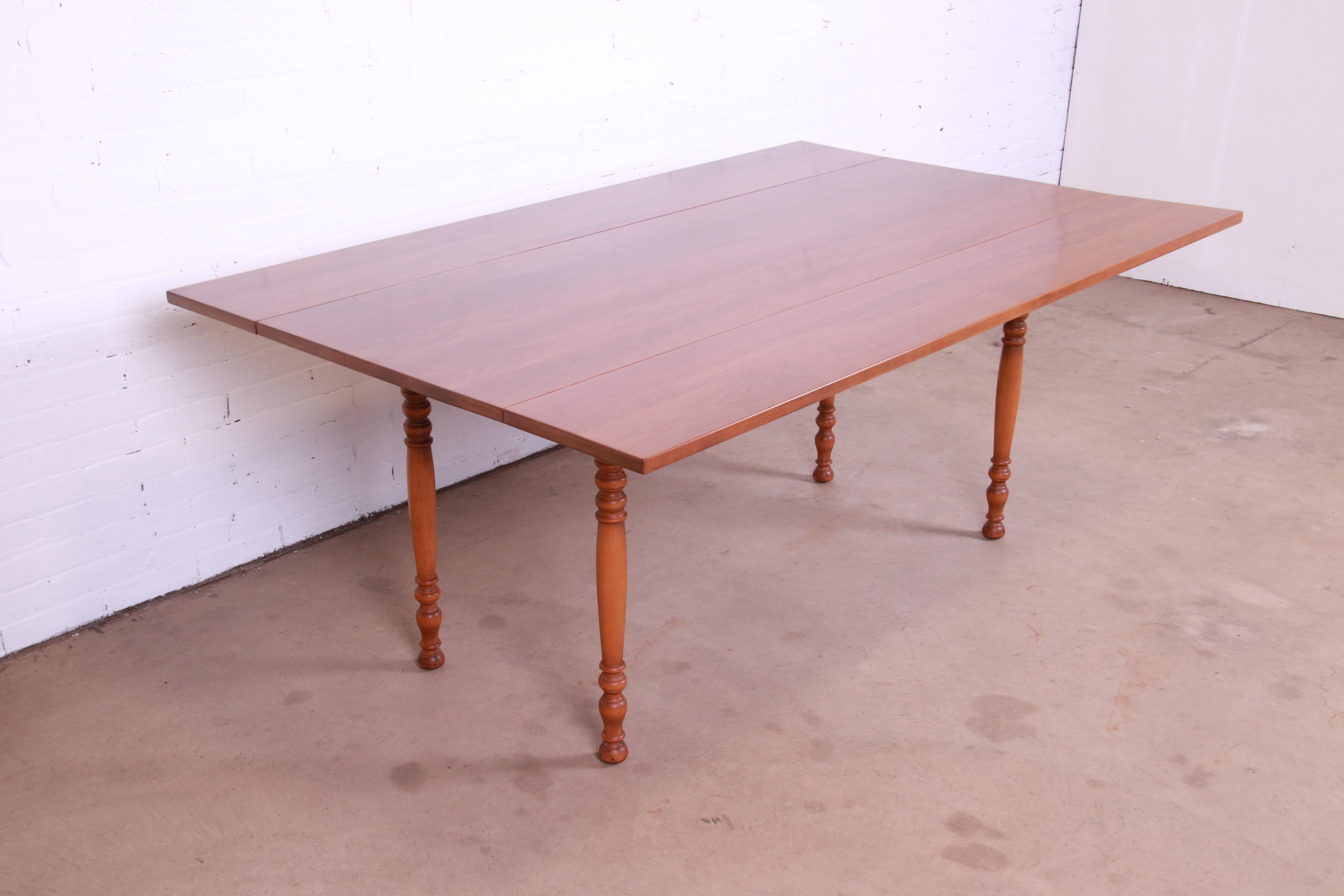 Milieu du XXe siècle Table de salle à manger coloniale américaine Stickley en bois de cerisier massif de récolte, 1956 en vente