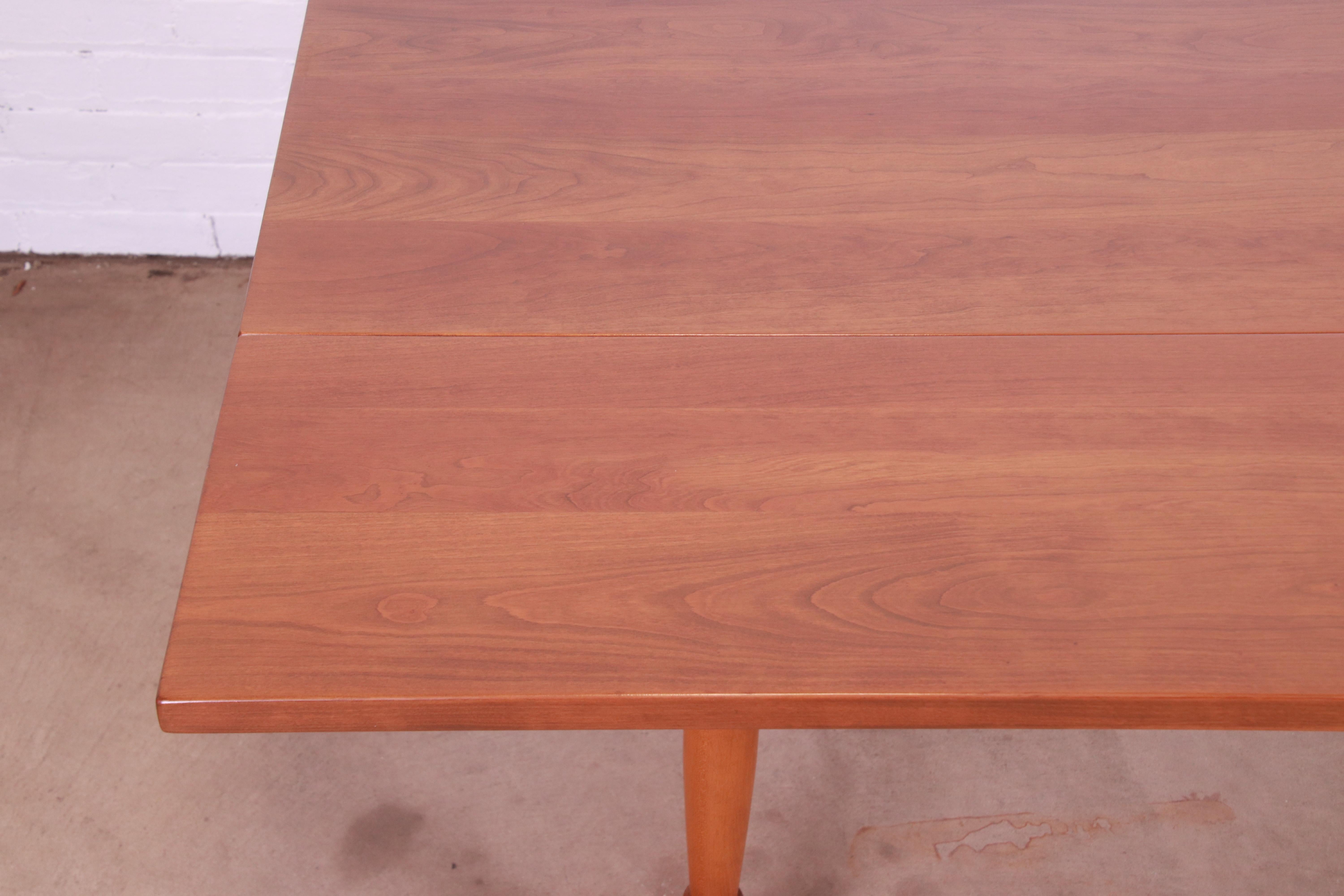 Table de salle à manger coloniale américaine Stickley en bois de cerisier massif de récolte, 1956 en vente 2