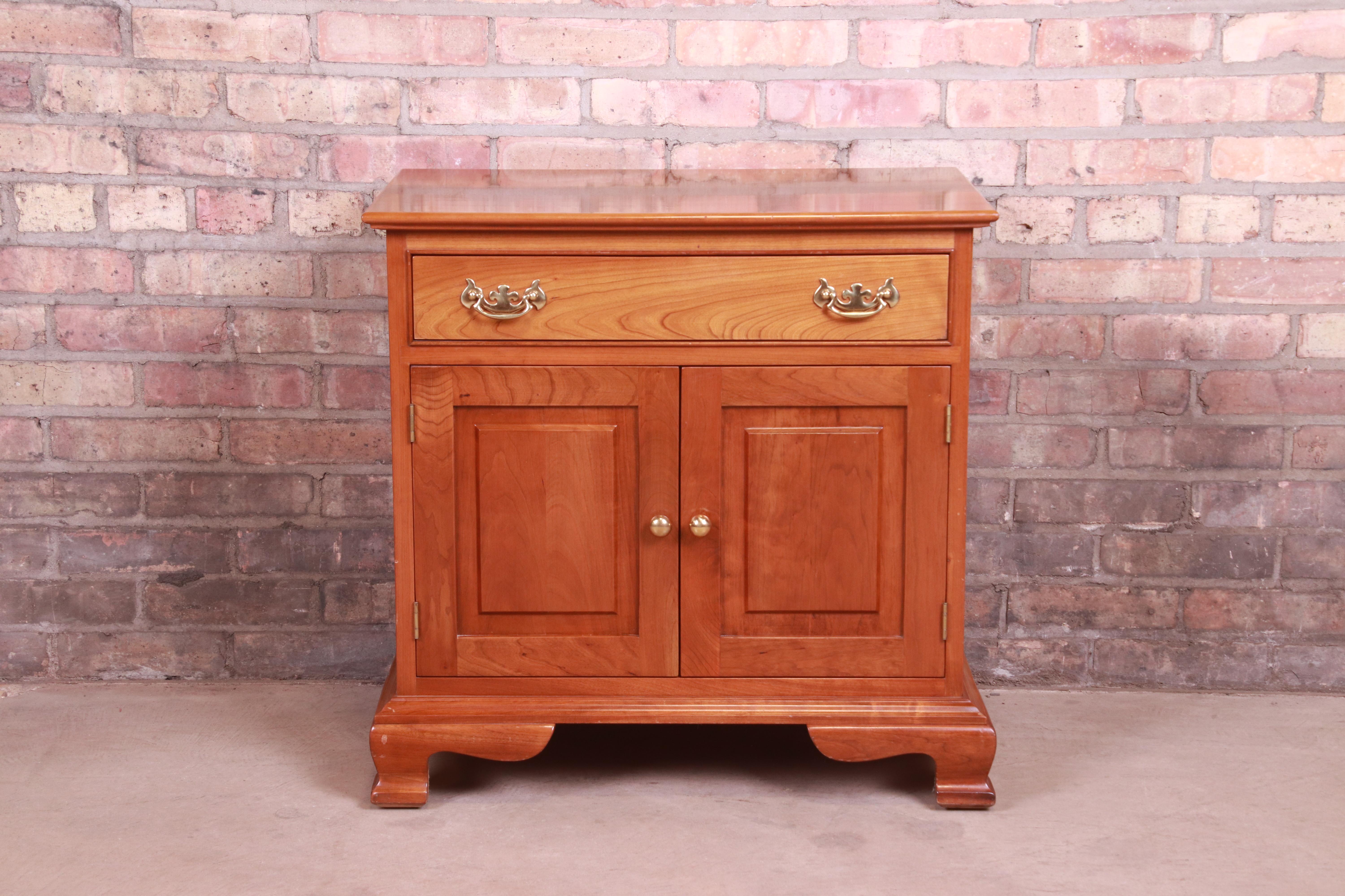 A gorgeous American Colonial nightstand or end table

By L. & J.G. Stickley

USA, Circa 1950s

Solid cherry wood, withe original brass hardware.

Measures: 26