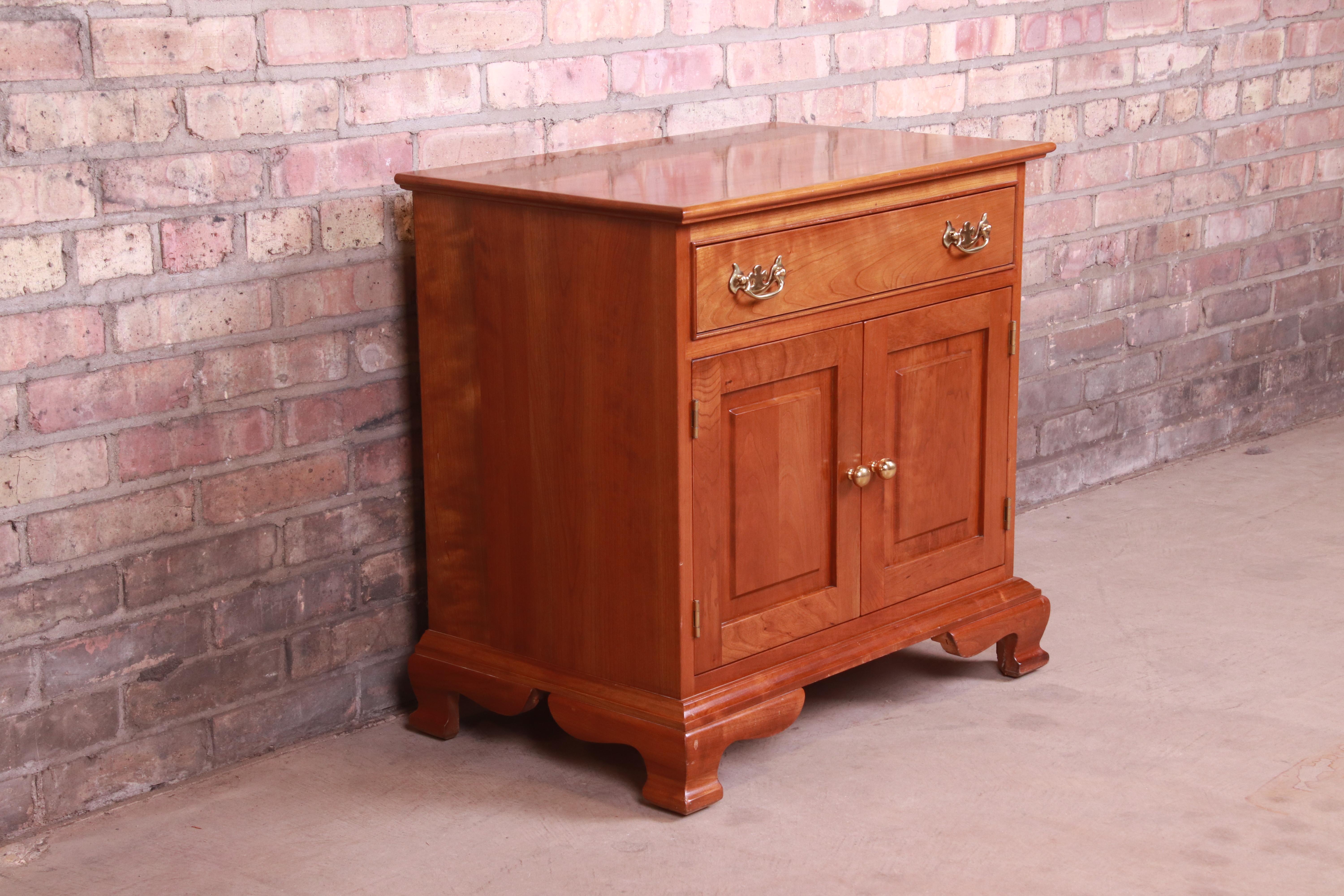 Stickley American Colonial Solid Cherry Wood Nightstand, Circa 1950s In Good Condition In South Bend, IN