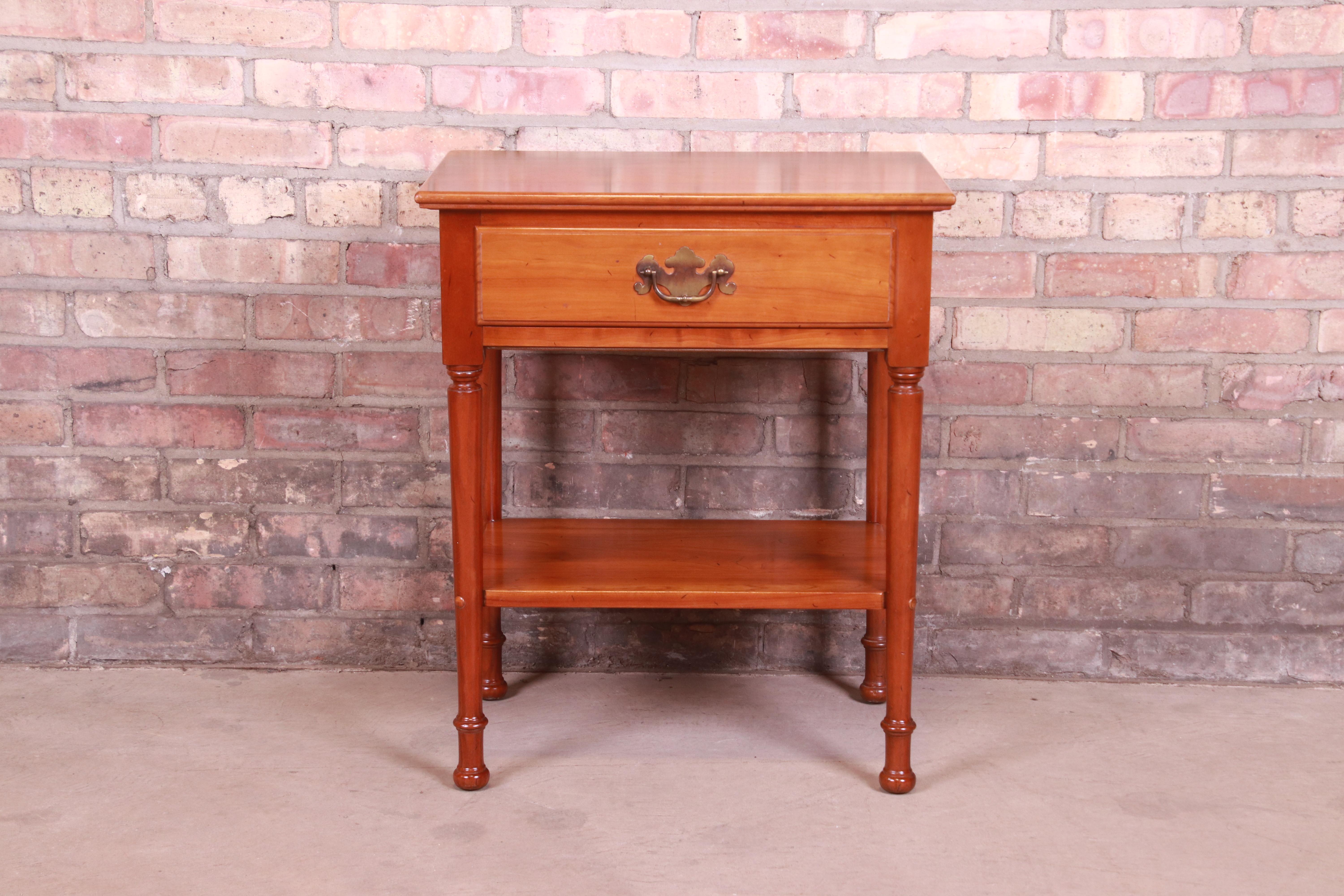 A gorgeous American Colonial style occasional side table or nightstand

By L. & J.G. Stickley,

USA, 1973

Solid cherry wood, with original brass hardware.

Measures: 22