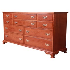 Commode Stickley American Colonial à dix tiroirs en cerisier massif:: réfini