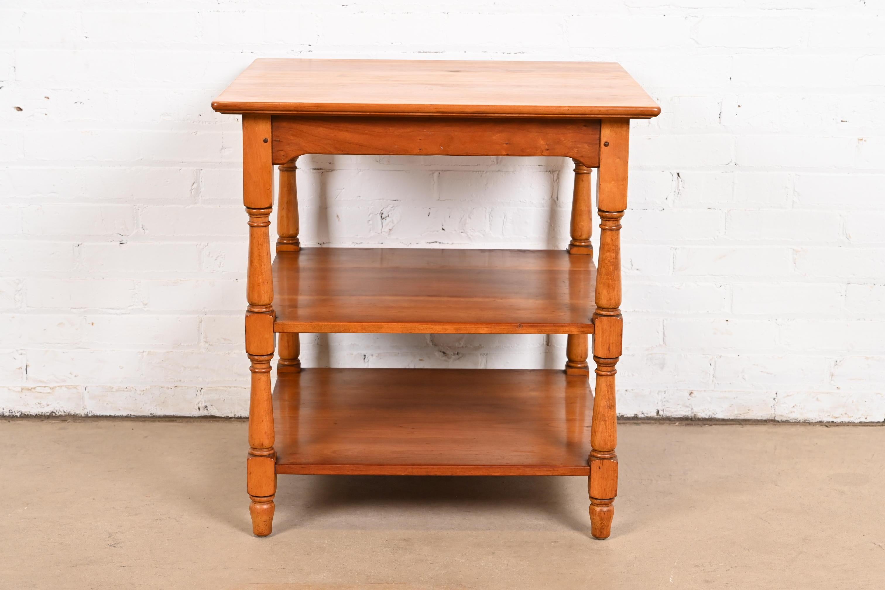 A gorgeous American Colonial style solid cherry wood tea table or occasional side table

By L. & J.G. Stickley

USA, 1956

Measures: 25