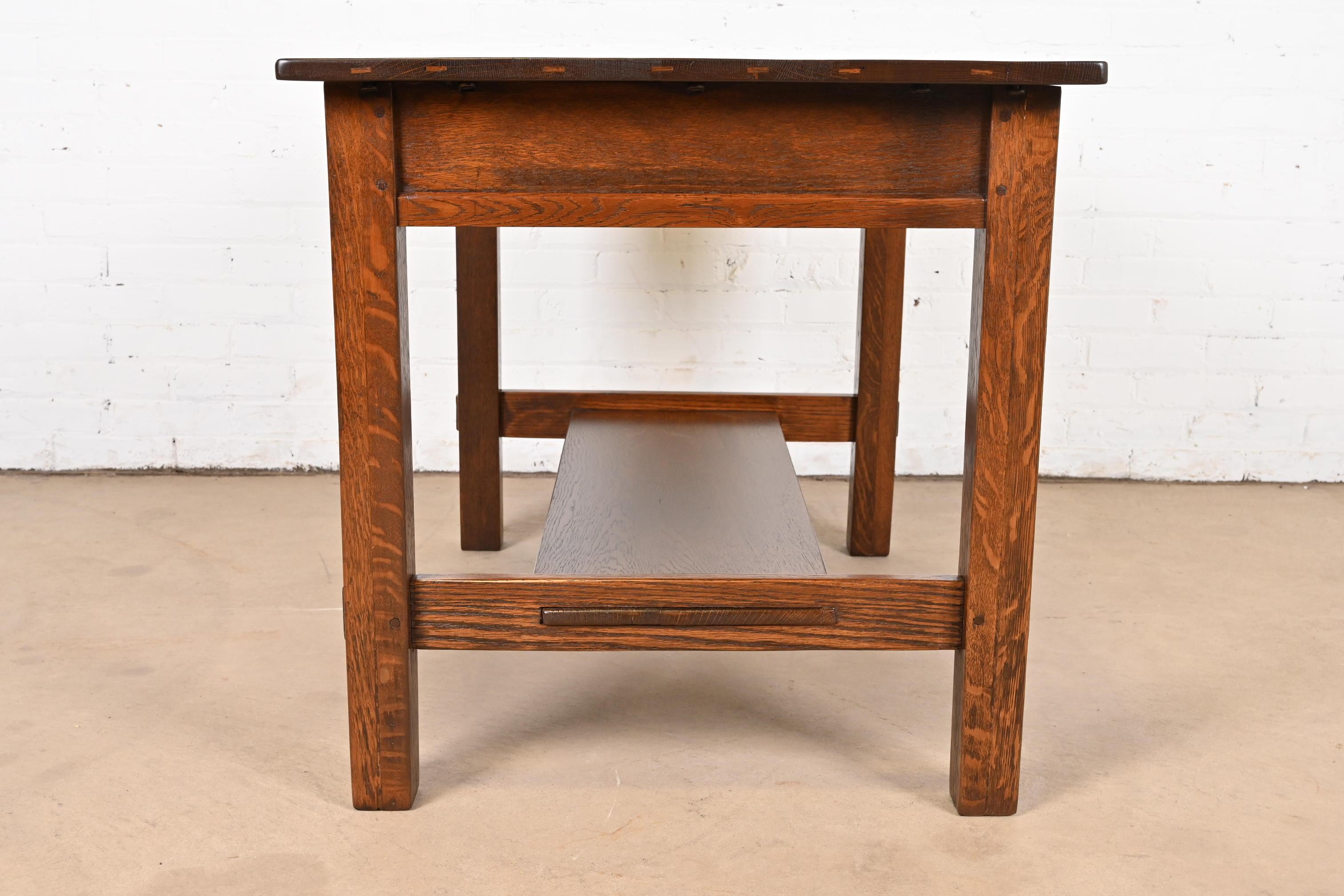 Stickley table de bureau ou de bibliothèque ancienne Mission en chêne Arts & Crafts, revernie en vente 5