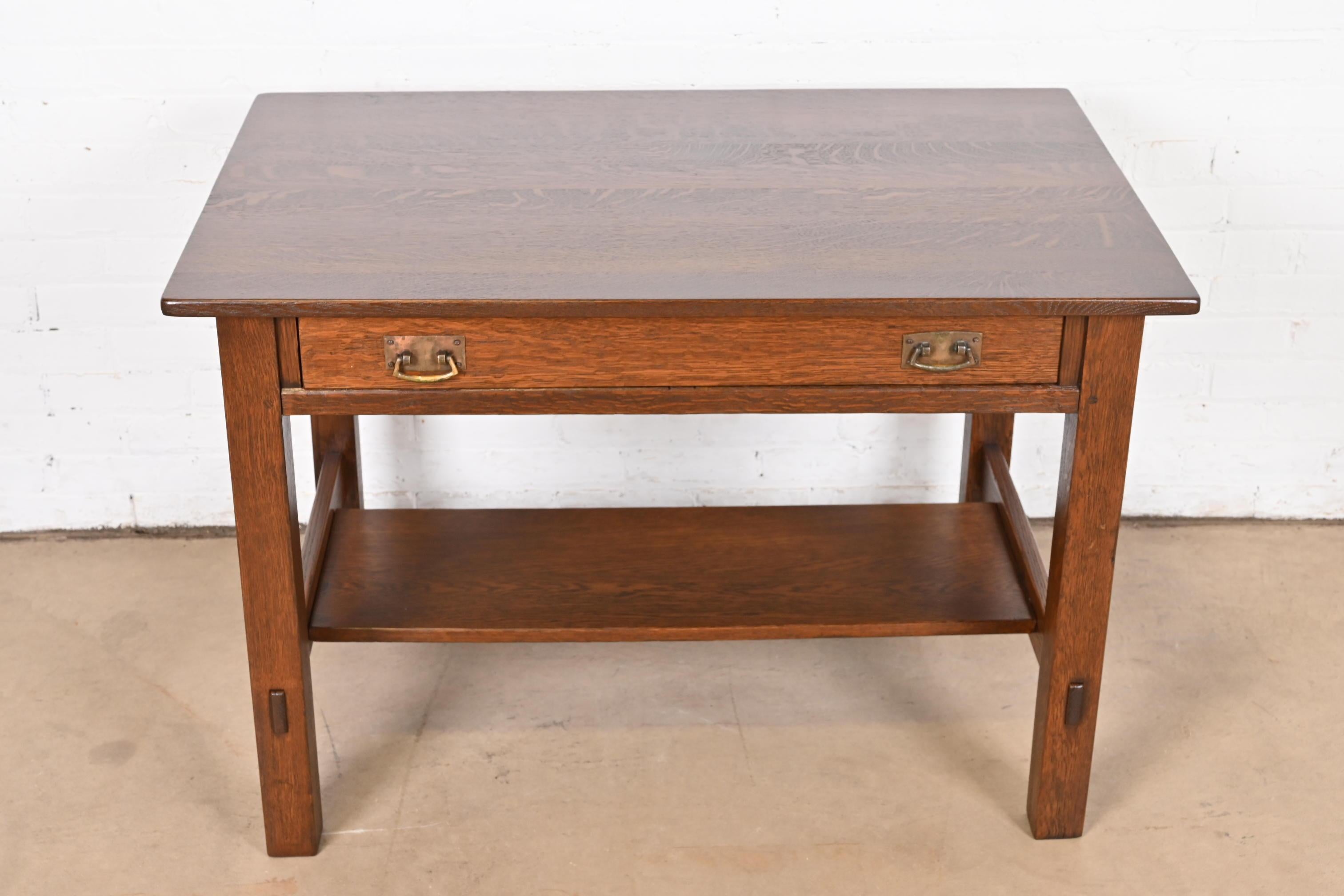An exceptional antique Mission or Arts & Crafts writing desk or library table

By L. & J.G. Stickley

USA, Circa 1900

Gorgeous quarter sawn oak, with original hammered copper hardware.

Measures: 42