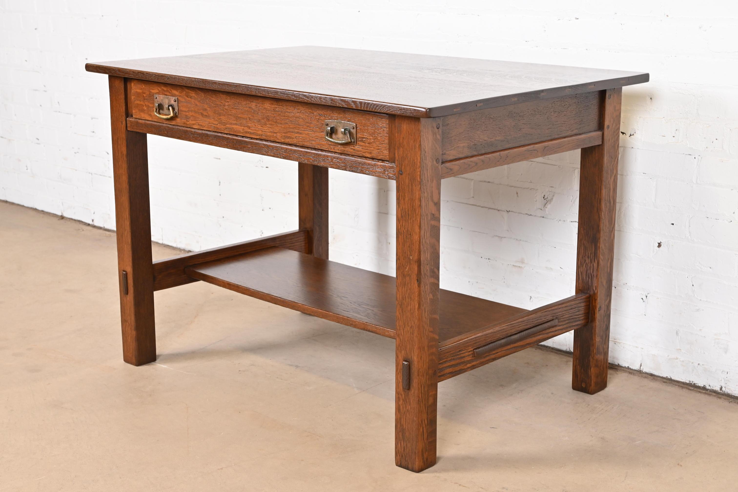 Américain Stickley table de bureau ou de bibliothèque ancienne Mission en chêne Arts & Crafts, revernie en vente