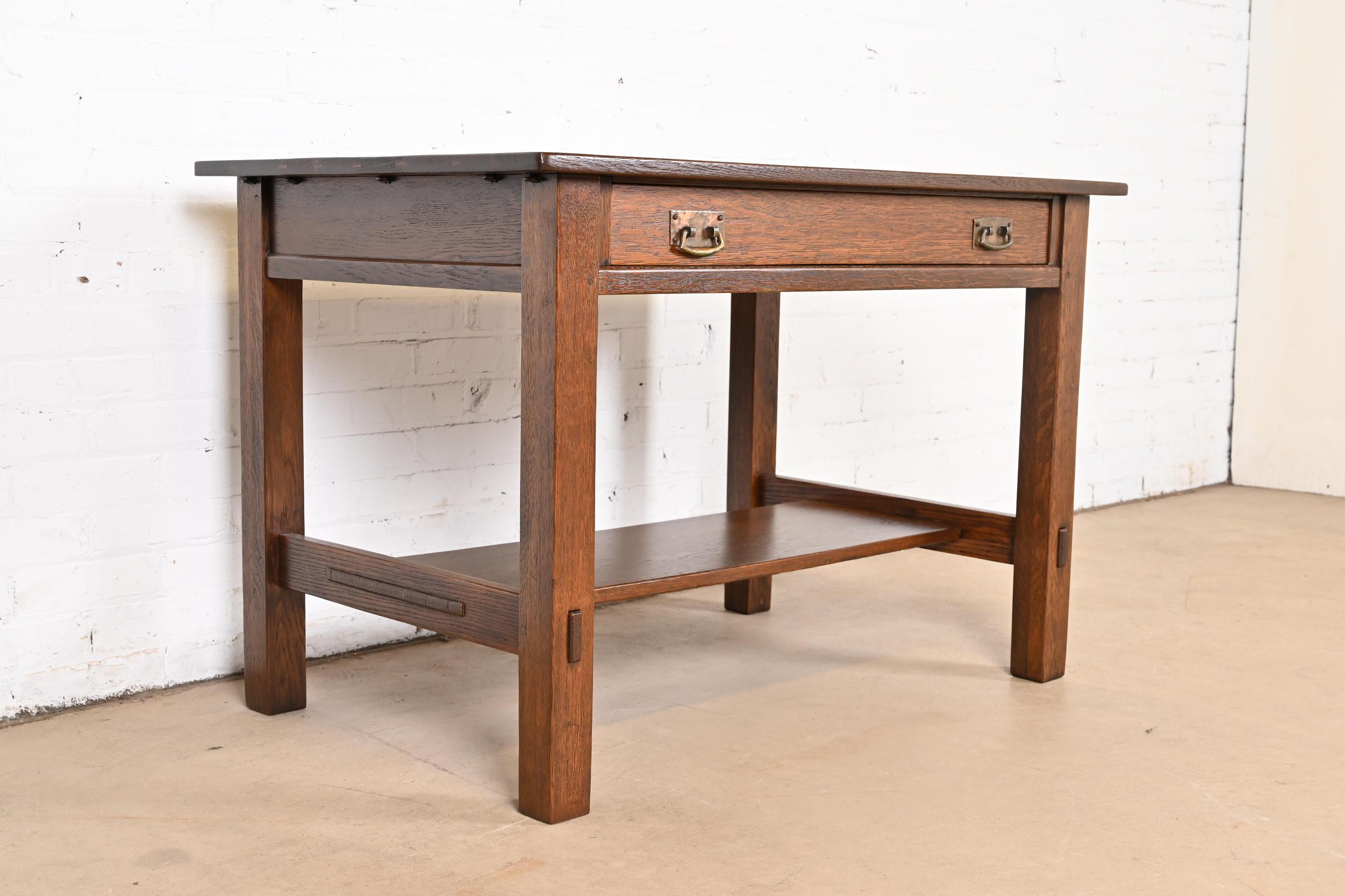 Martelé Stickley table de bureau ou de bibliothèque ancienne Mission en chêne Arts & Crafts, revernie en vente