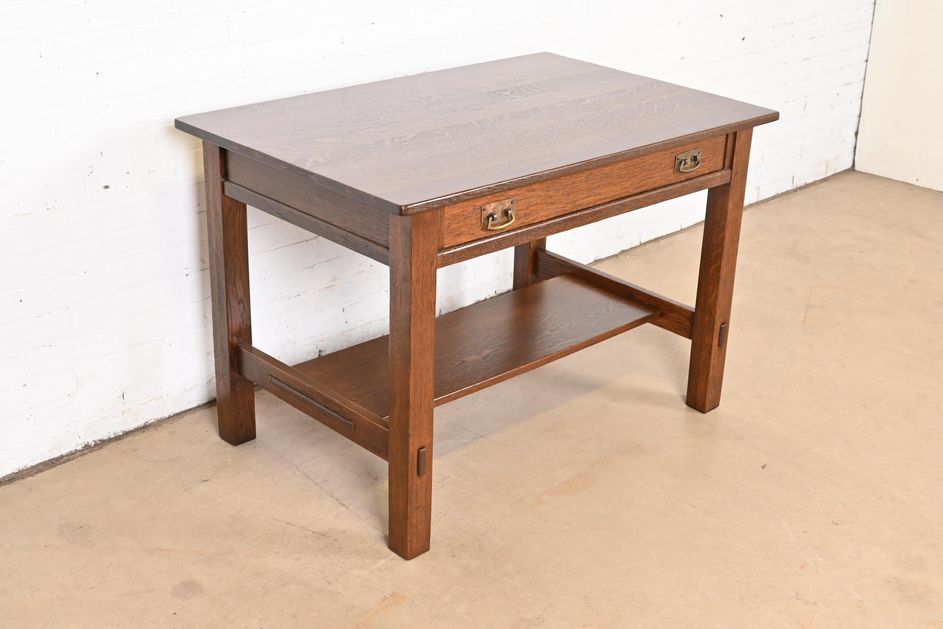 Stickley table de bureau ou de bibliothèque ancienne Mission en chêne Arts & Crafts, revernie Bon état - En vente à South Bend, IN