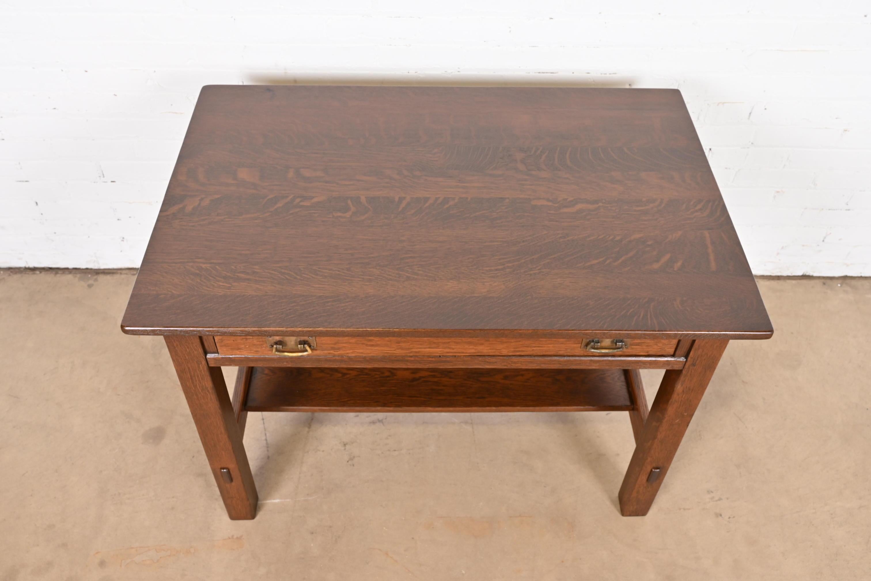 Début du 20ème siècle Stickley table de bureau ou de bibliothèque ancienne Mission en chêne Arts & Crafts, revernie en vente