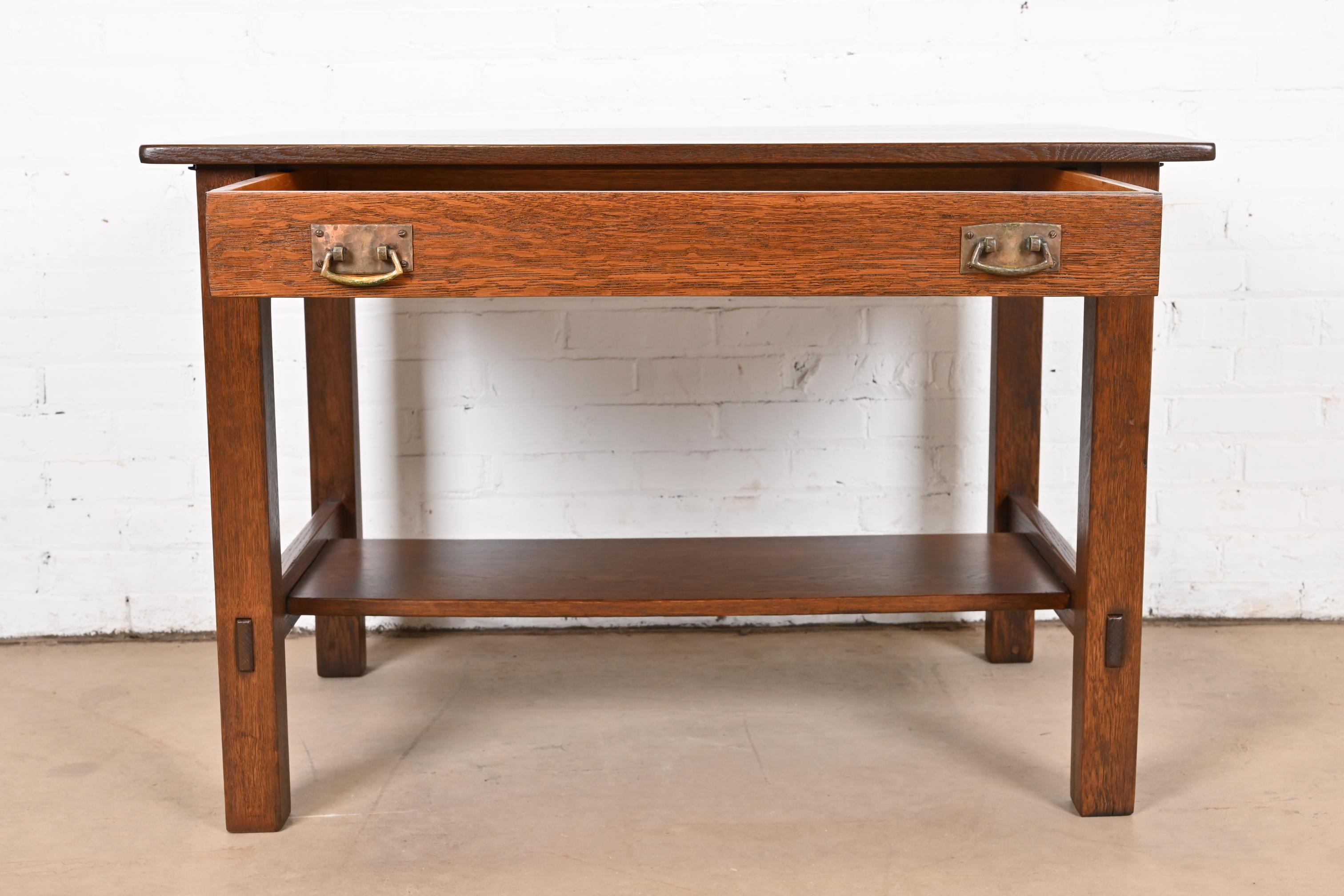 Cuivre Stickley table de bureau ou de bibliothèque ancienne Mission en chêne Arts & Crafts, revernie en vente