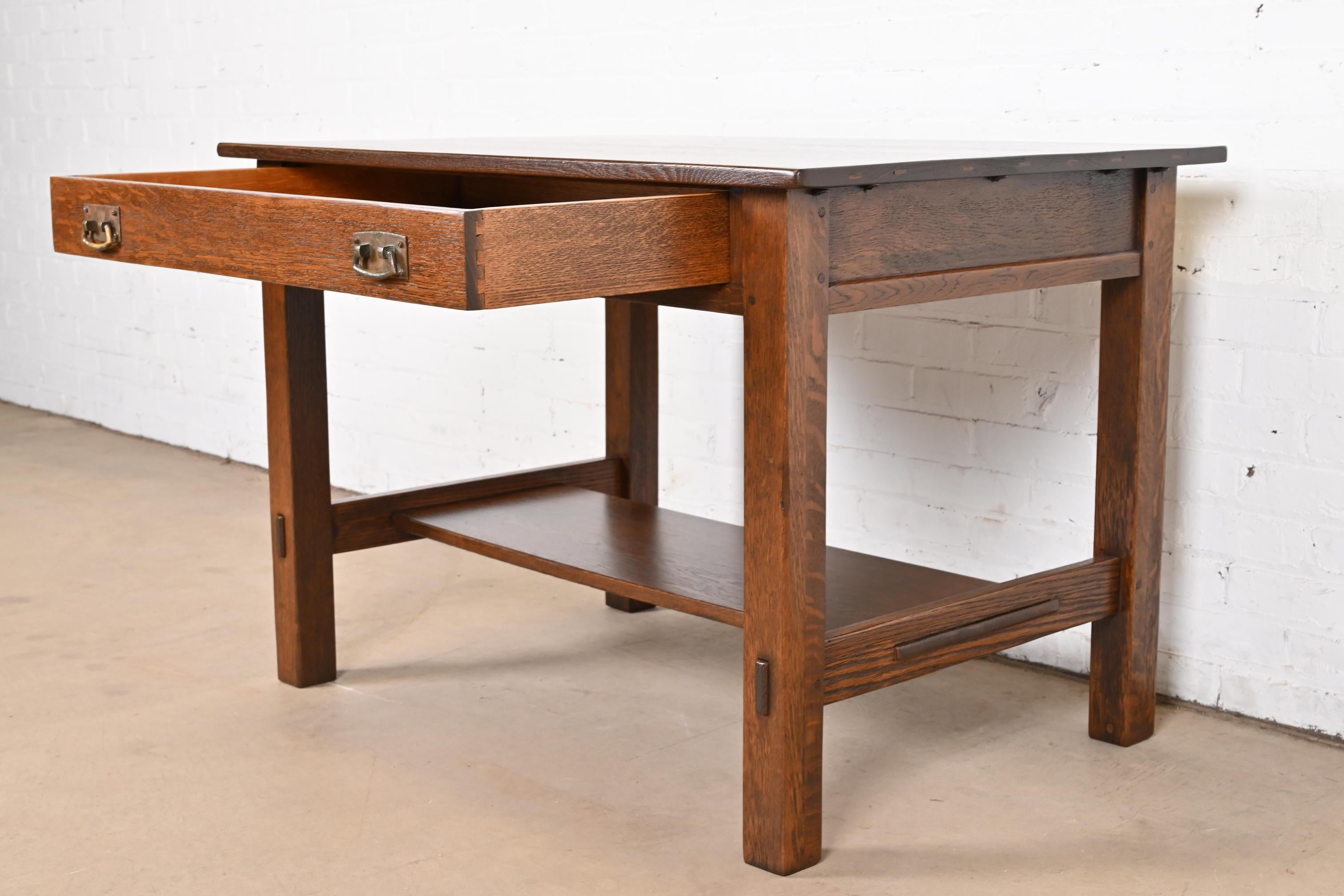 Stickley table de bureau ou de bibliothèque ancienne Mission en chêne Arts & Crafts, revernie en vente 1