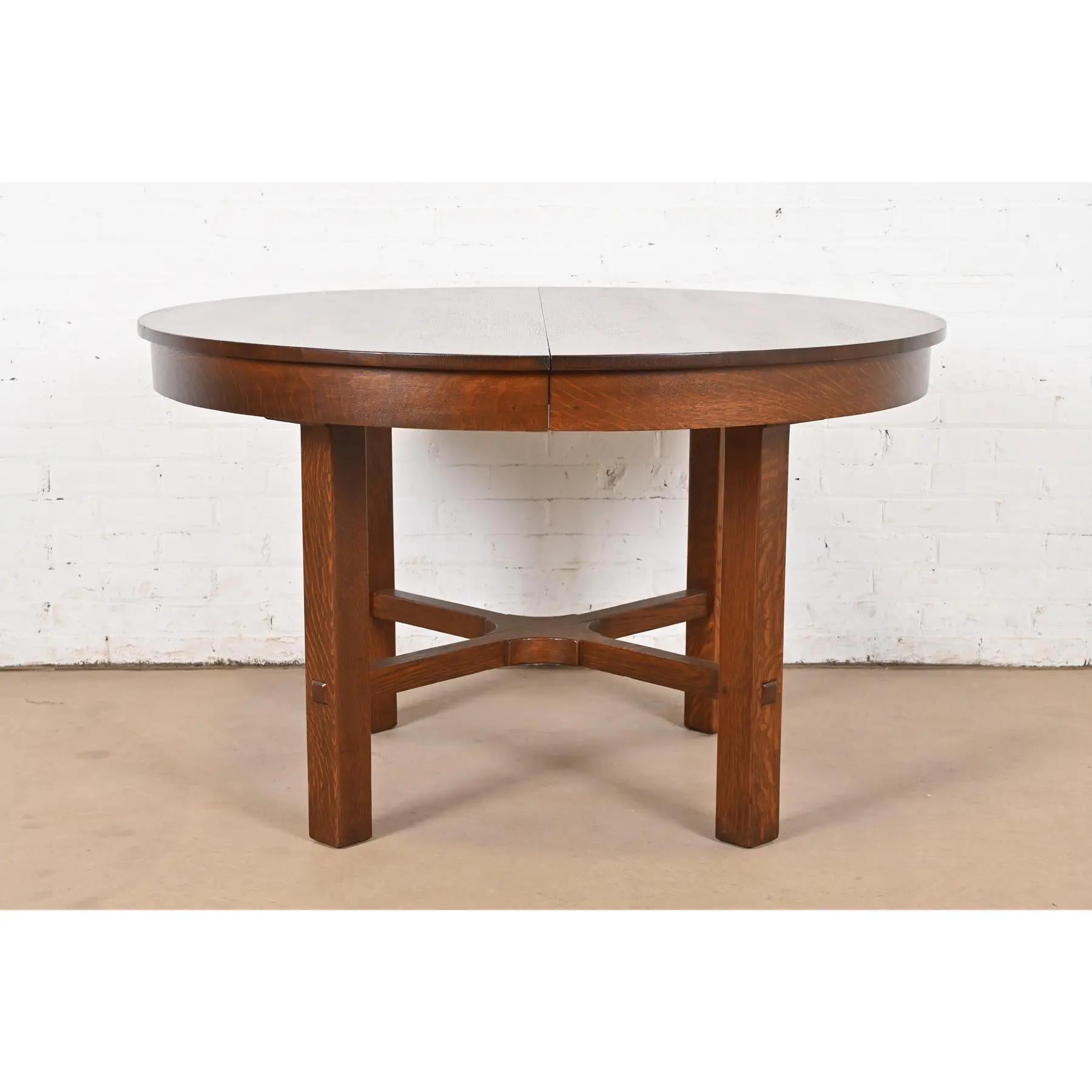 Excepcional mesa de comedor extensible de roble aserrado en cuarto de la época Mission o Arts & Crafts

Por L. y J.G. Stickley

EE.UU., Circa 1900

Medidas: 48