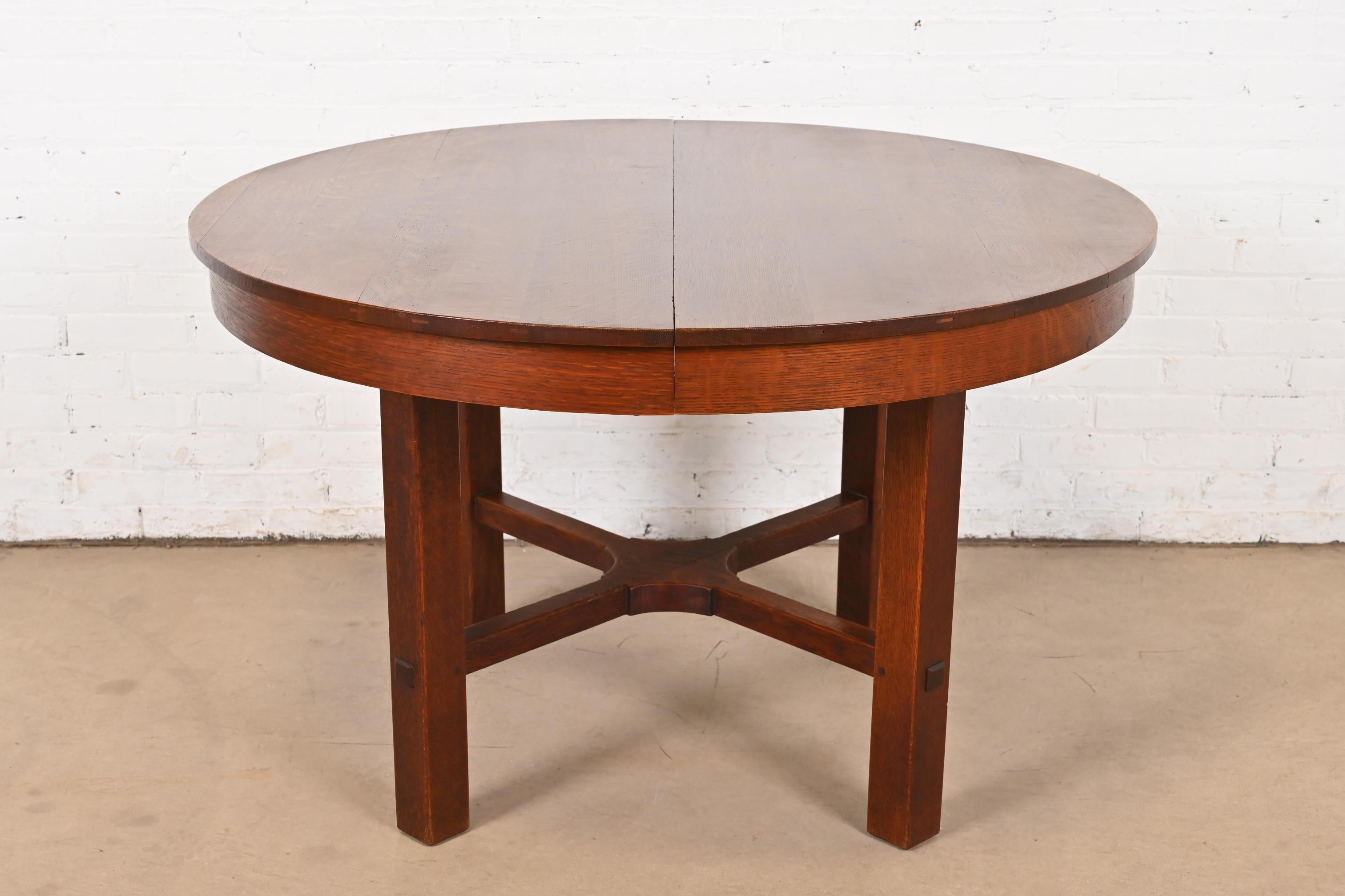 Exceptionnelle table de salle à manger en chêne quart de scie d'époque Mission ou Arts & Crafts.

Par L. & J.G. Stickley 

USA, Circa 1900

Dimensions : 48 