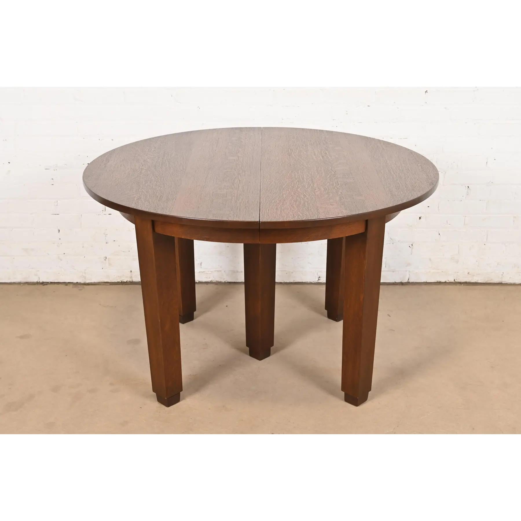 Rare et exceptionnelle table de salle à manger à rallonge en chêne quart de scie d'époque Mission ou Arts & Crafts.

Par L. & J.G. Stickley

États-Unis, vers 1910

Dimensions : 48 