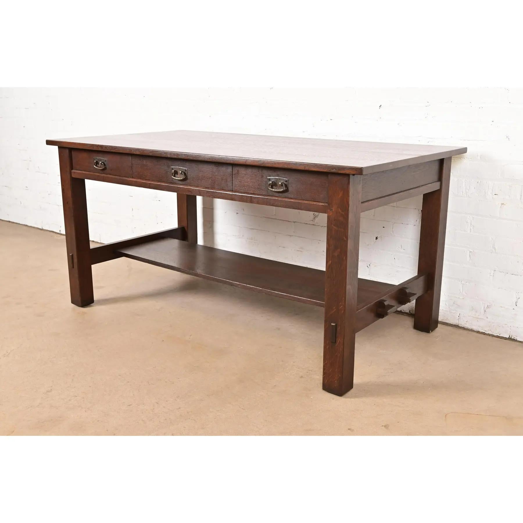 An exceptional antique Mission or Arts & Crafts writing desk or library table

By L. & J.G. Stickley

USA, Circa 1912

Quarter sawn oak, with original hammered copper hardware.

Measures: 60