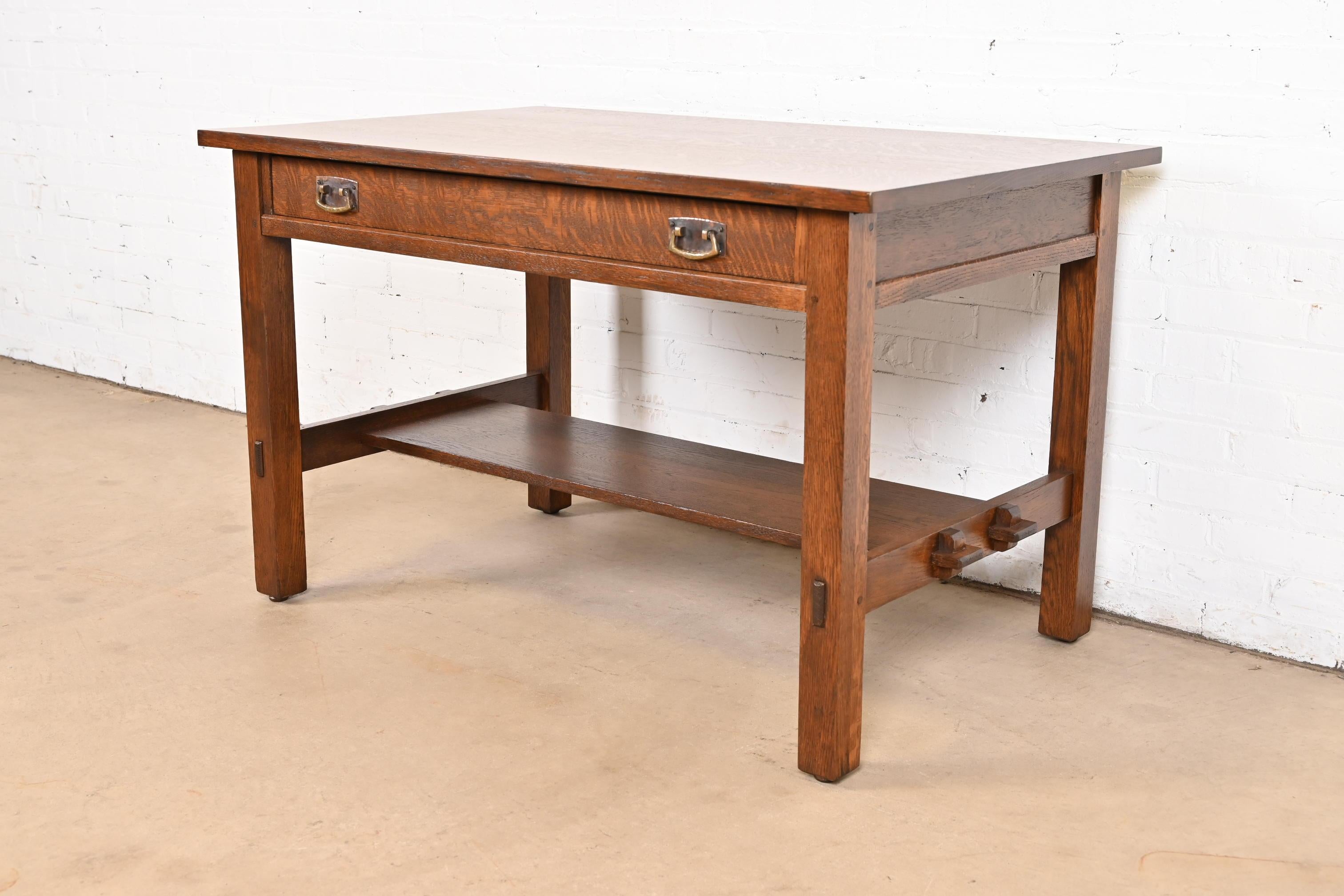 Un excepcional escritorio o mesa de biblioteca antiguos Mission o Arts & Crafts

Por L. y J.G. Stickley

EE.UU., Circa 1900

Roble aserrado en cuarto, con herrajes originales de cobre martillado.

Medidas: 48