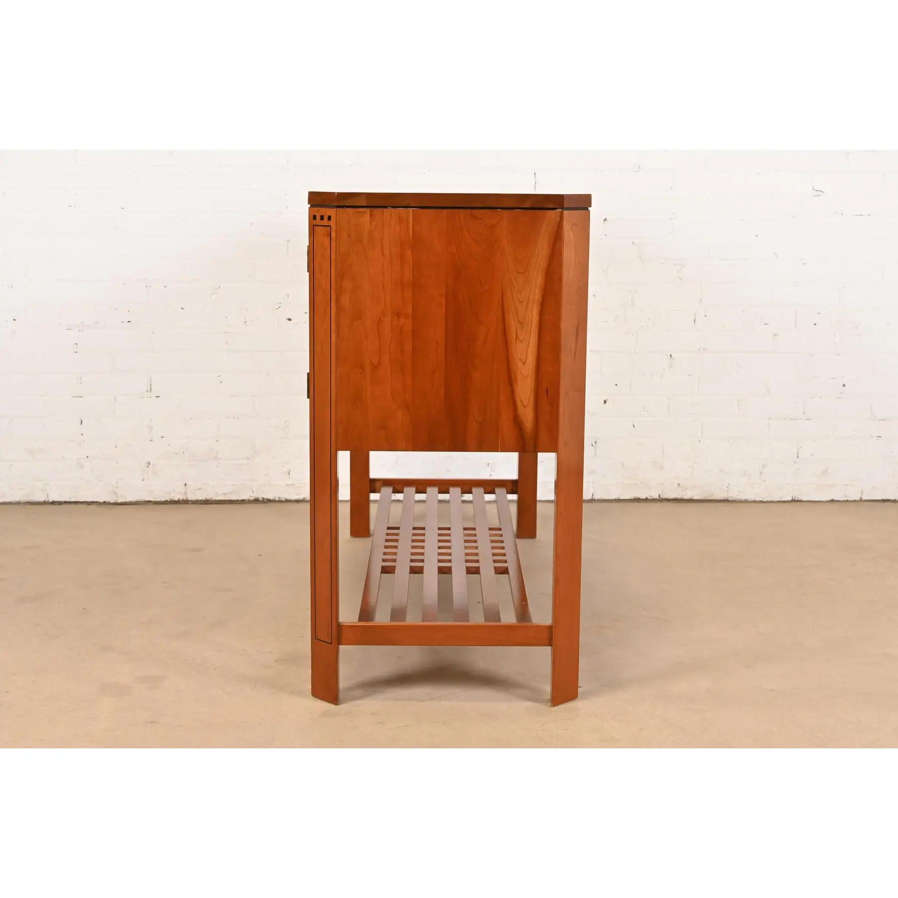 Credenza o mobile bar in legno di ciliegio Stickley Arts & Crafts in vendita 4