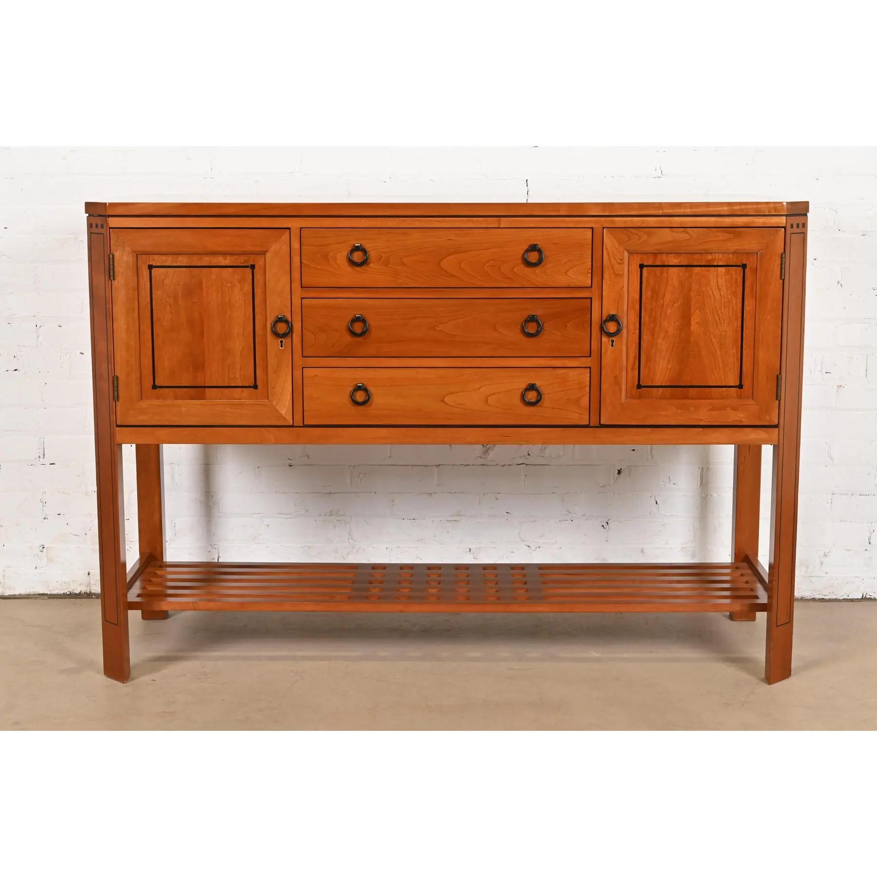 Una splendida credenza, credenza o mobile bar in stile Mission Arts & Crafts o Mission.

Da L. & G. J. Stickley

Stati Uniti, circa fine XX secolo

In legno massiccio di ciliegio, con dettagli ebanizzati intarsiati e ferramenta originale.

Misure: