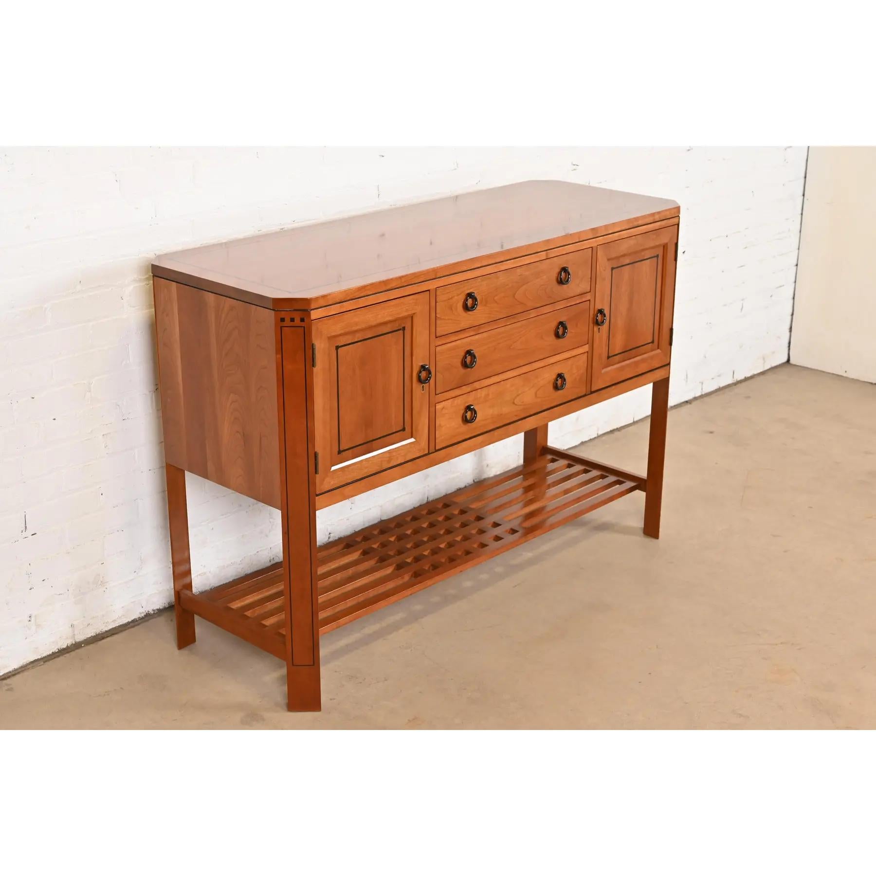 Credenza o mobile bar in legno di ciliegio Stickley Arts & Crafts In condizioni buone in vendita a South Bend, IN