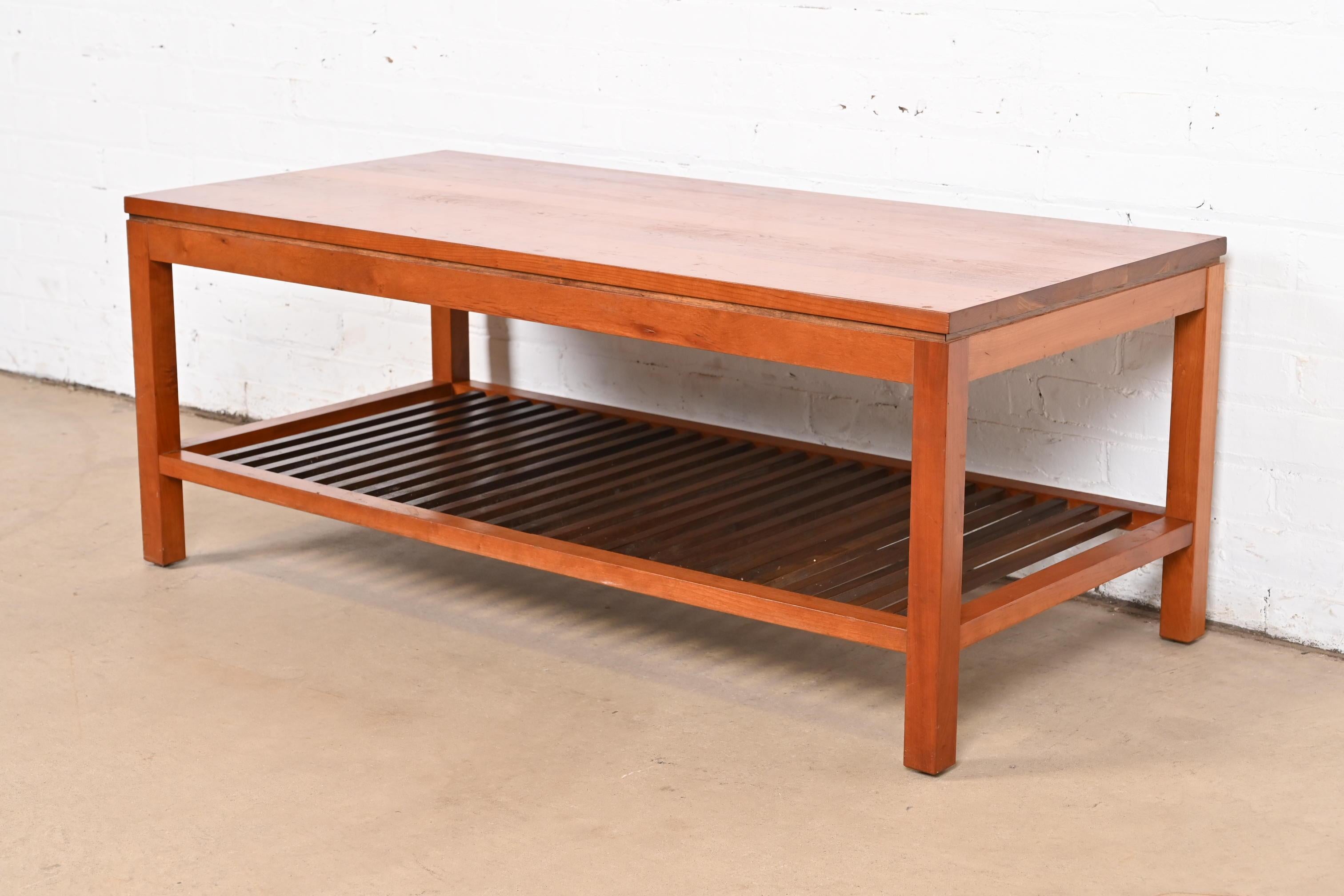 Magnifique table basse ou table de cocktail à deux niveaux en merisier massif de style Mission ou Arts & Crafts.

Par Stickley

ÉTATS-UNIS, 2005

Dimensions : 46 