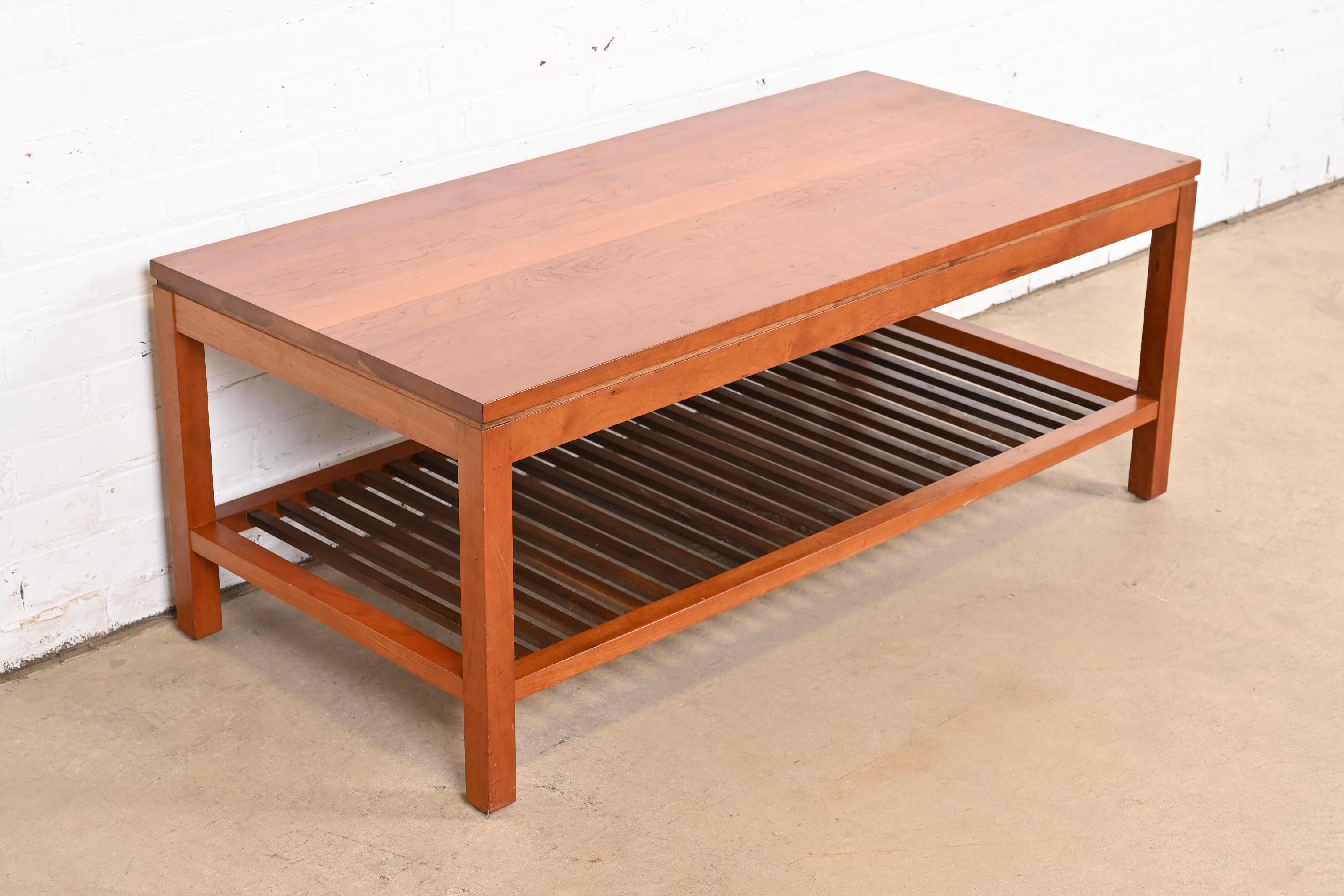 Arts and Crafts Table basse Stickley Arts & Crafts à deux niveaux en cerisier en vente