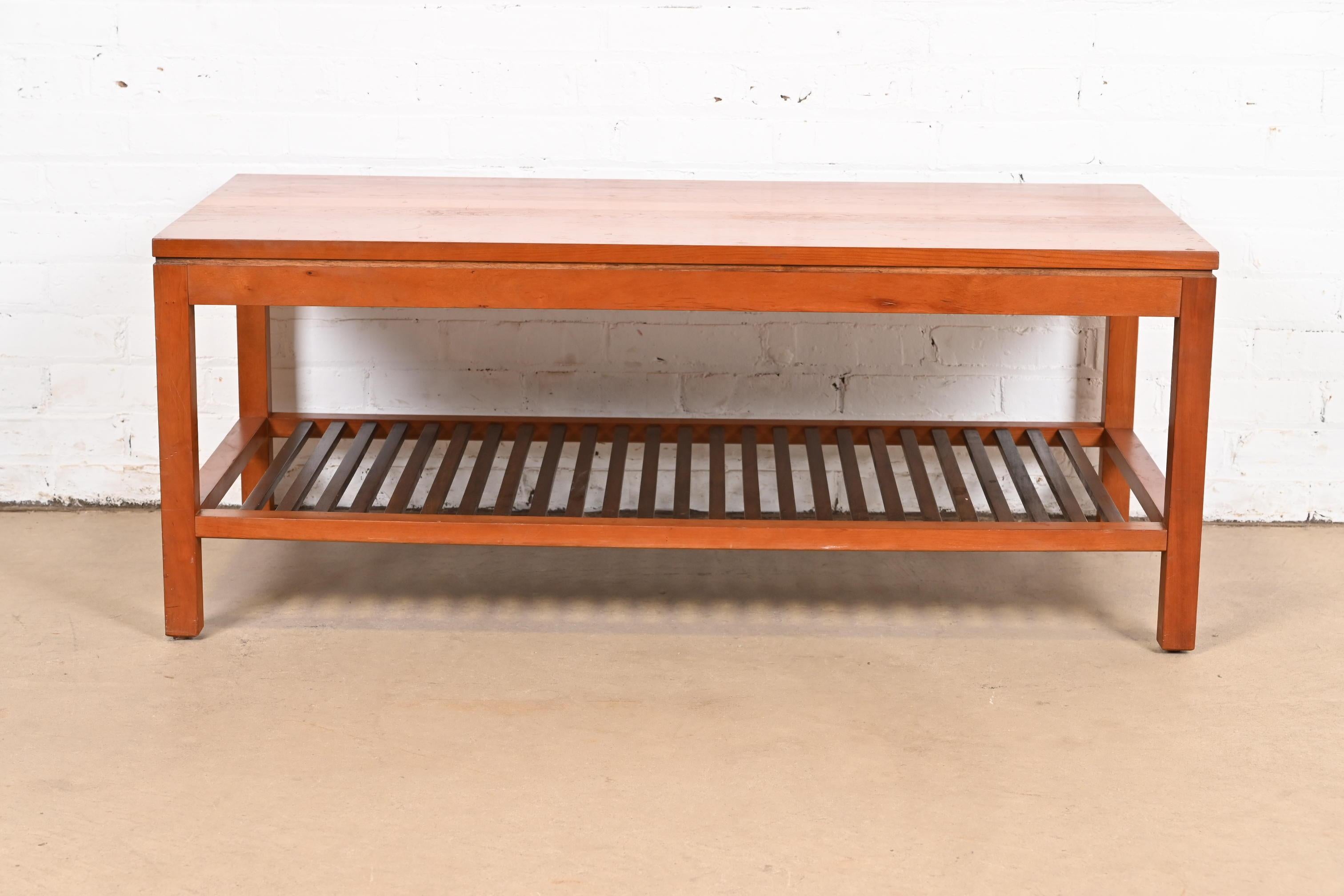 Américain Table basse Stickley Arts & Crafts à deux niveaux en cerisier en vente