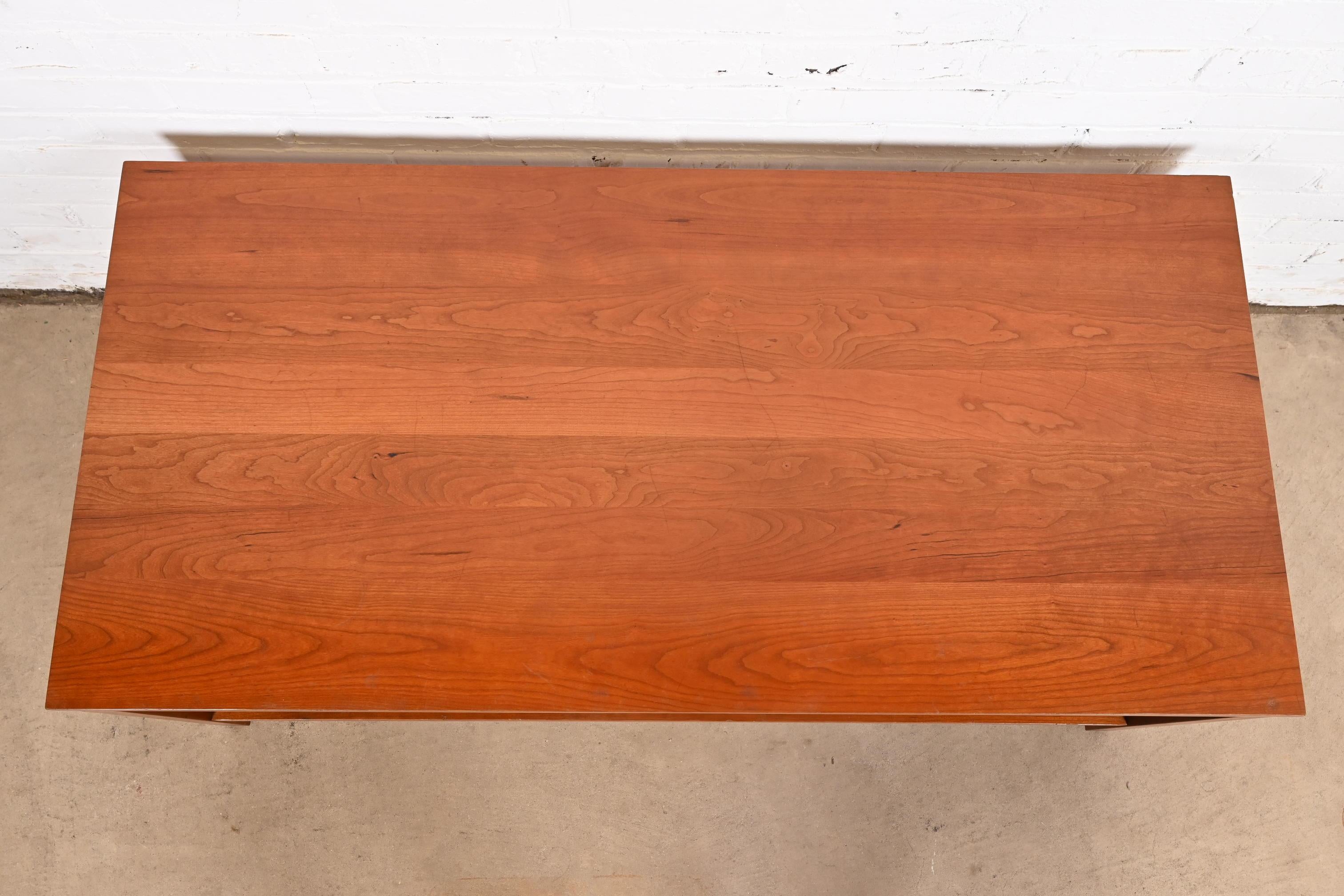 XXIe siècle et contemporain Table basse Stickley Arts & Crafts à deux niveaux en cerisier en vente