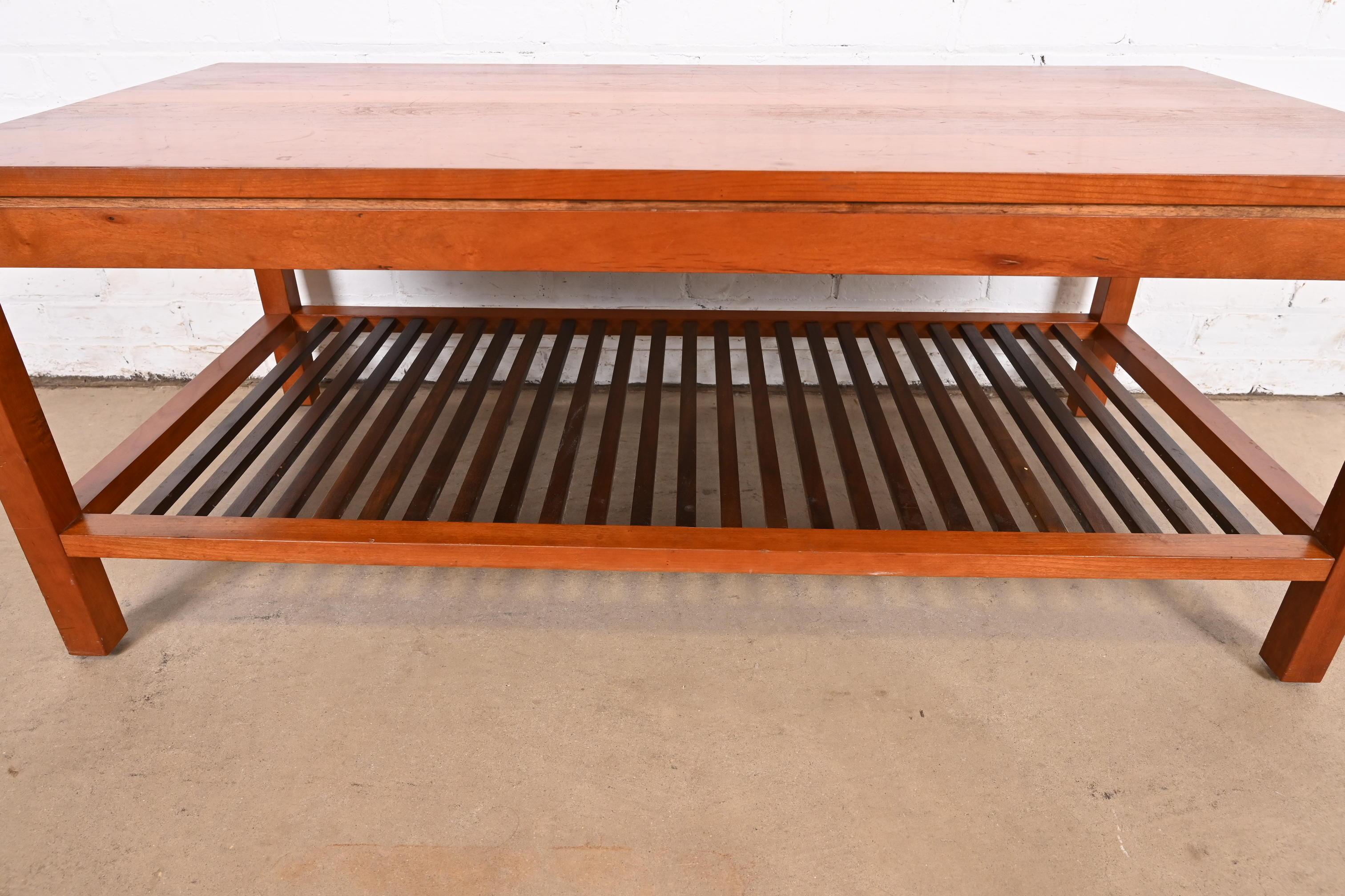 Cerise Table basse Stickley Arts & Crafts à deux niveaux en cerisier en vente