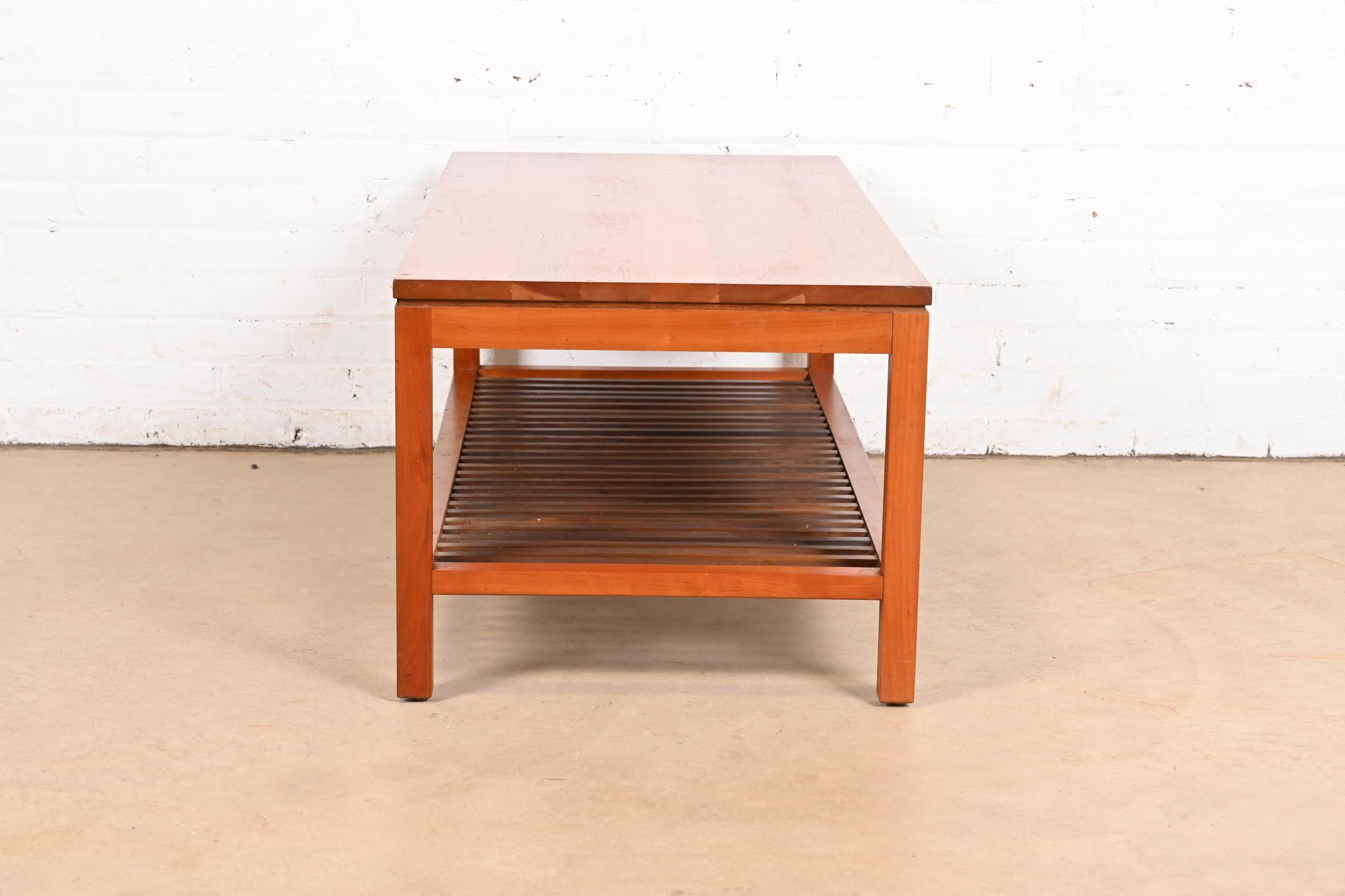 Table basse Stickley Arts & Crafts à deux niveaux en cerisier en vente 2