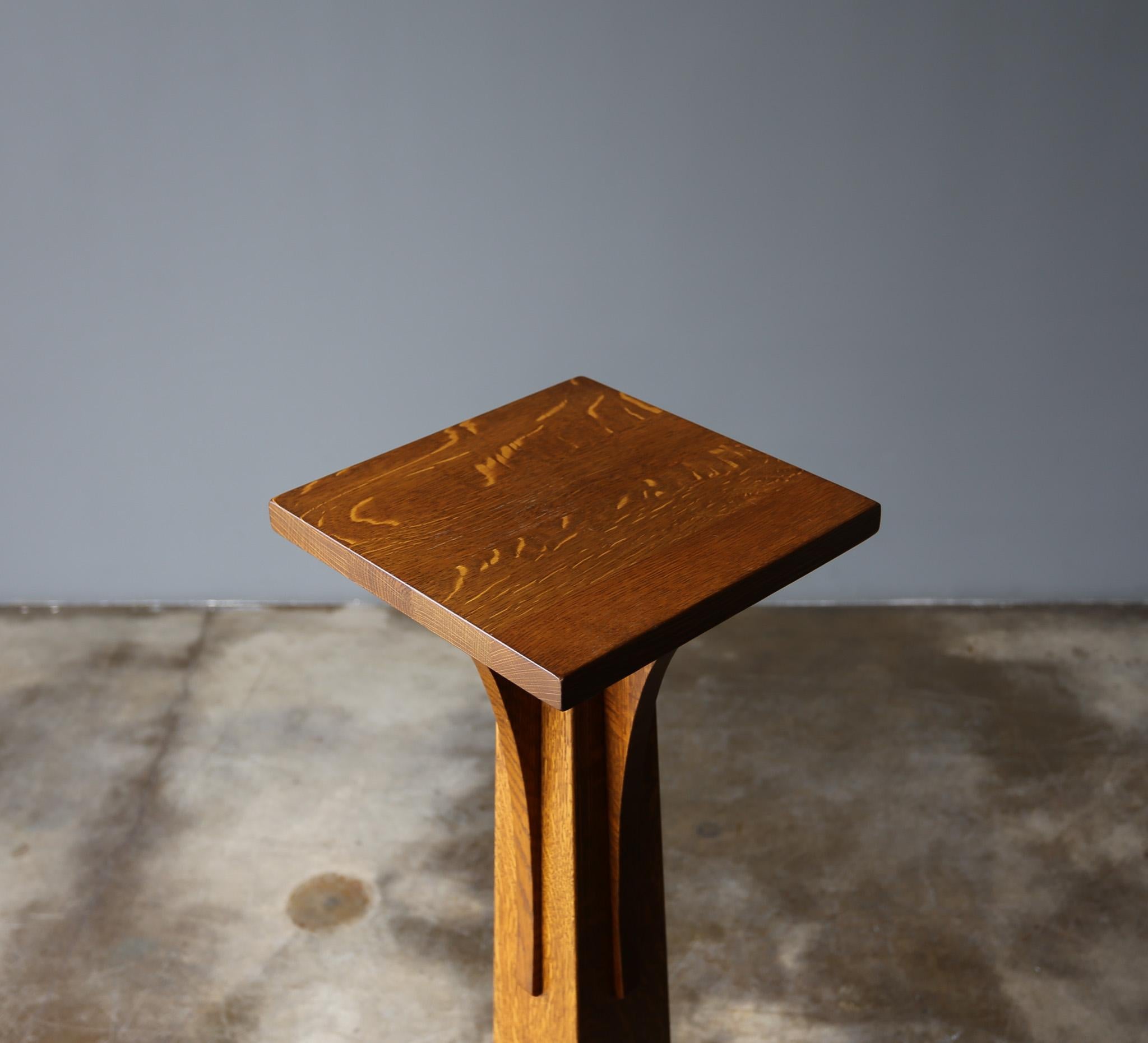Stickley Arts & Crafts Mission Oak Tapered Pedestal / Plant Stand, 1989 In Good Condition For Sale In Costa Mesa, CA