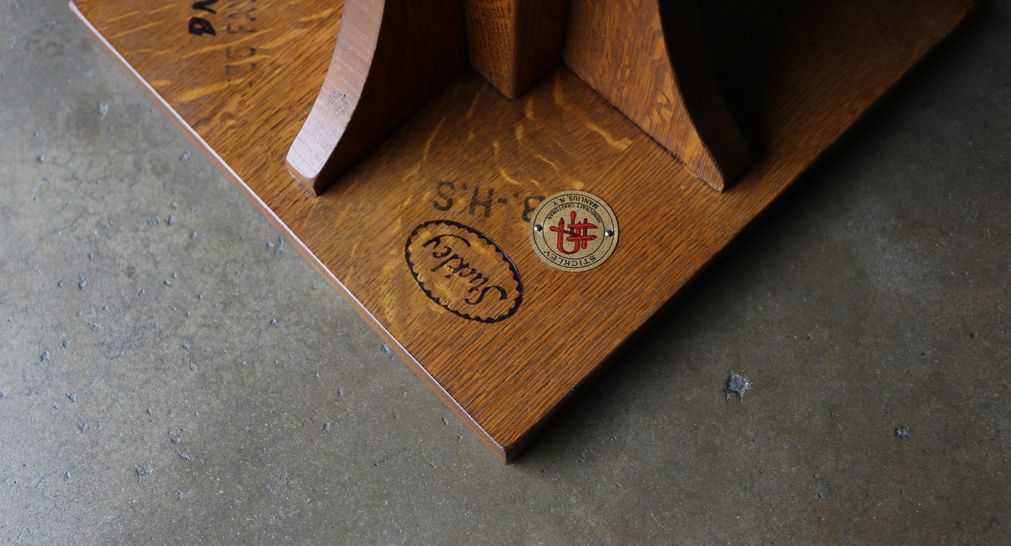 20ième siècle Stickley Mission Arts & Crafts Oak Tapered Pedestal / Plant Stand, 1989 en vente